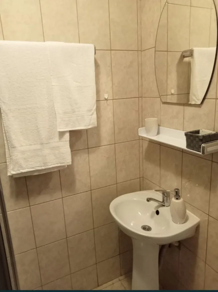 Garsoniera de vanzare - Vând garsoniera cu baie și Bucătărie ,suprafața 30 mp ,mobilata și utilata complet ,centrală pe gaz ,etaj 1 in Eforie Nord zona centrală