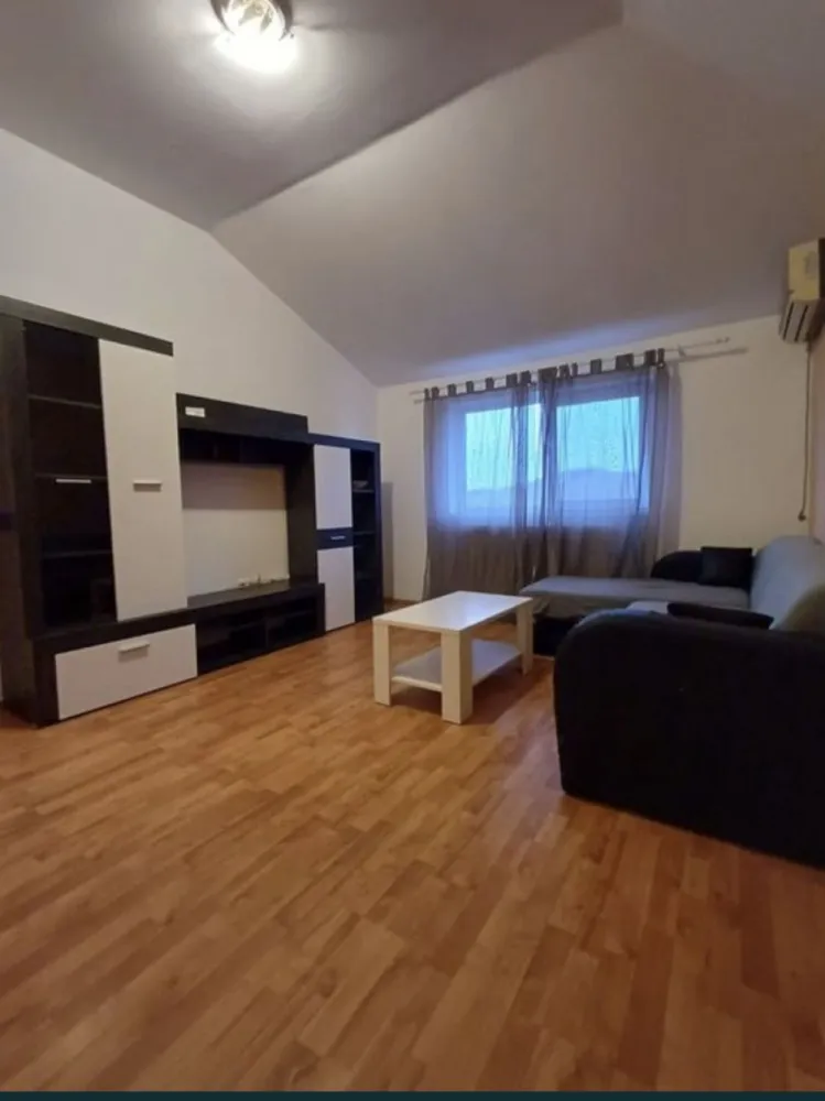 Vand apartament cu 3 camere in poarta 6 direct proprietar - Proprietar , vând apartament cu 3 camere mobilat și utilat, aer conditionat, centrala pe gaze , etajul 5/5. Apartamentul este liber.
