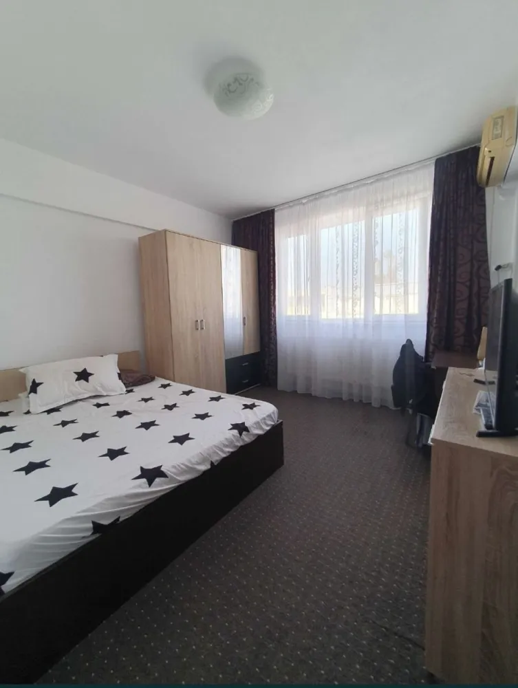 Vand apartament 2 camere - Vand apartament 2 camere situat pe Aleea Timonei nr 12 Bloc C6 (o singura scara),et 3/3 (,mobilat,utilat,renovat,incalzire(repartitoare montate recent) si apa calda Radet (punctul termic este langa bloc),instalatie electrica noua din cupru,instalatie sanitara noua,coloanele pt incalzire schimbate pana la subsol,fara probleme la izolatie(realizata pe tot blocul in urma 4 ani-se poate verifica pe bloc),detine:aer conditionat,
geamuri termopane,usa metalica,gresie ,faianta,parchet,izolat exterior,bloc din caramida.

Aproape de Scoala 16,Supeco,magazine alimentare la scara blocului,profi,lidl,statii de autobuz catre toate punctele orasului,bloc linistit(majoritatea proprietarilor fiind varstnici).

Se vinde mobilat utilat !!!
Pretul este negociabil 58500euro!!
Se acceptam credit imobiliar!!!

GABRIELA,tel:07******92

NU COLABOREZ CU AGENTIILE IMOBILIARE!!!