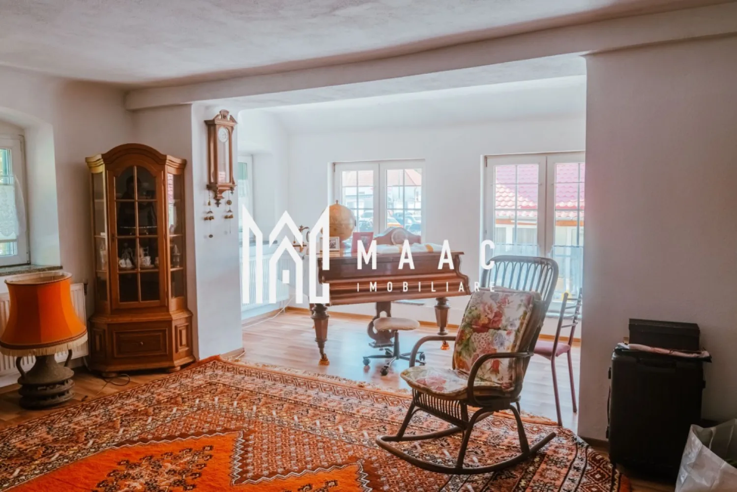 Casa Individuala | 5 Camere | 2 Terase | Teren 1500MP | Turnisor - Vă prezentăm o reședință impunătoare ce îmbină confortul unei locuințe moderne cu versatilitatea unui spațiu destinat activităților comerciale sau turistice. Situată în inima cartierului Turnișor, această proprietate se remarcă prin suprafețele generoase, compartimentarea atent gândită și facilitățile premium integrate. Date cheie ale proprietății: Suprafață construită: 600 mp Suprafață utilă: 428 mp Teren total: 1.500 mp – grădină, acces auto, zonă de relaxare Număr camere: 5 dormitoare spațioase Salon tip restaurant – ideal pentru evenimente private 4 bucătării complet utilate 7 băi amenajate Spații exterioare și anexe: 2 terase elegante: ◾ Terasă închisă cu geamuri termopan – perfectă pentru dining all-season ◾ Terasă deschisă hexagonală – design unic, ideală pentru lounge sau servirea mesei în aer liber Garaj Pivniță – ideală pentru depozitare Pod pe toată suprafața Tehnologie și sustenabilitate: Panouri solare – eficiență energetică și autonomie sporită Sistem de încălzire eficient O proprietate versatilă, potrivită pentru: Reședință personală de lux Investiție în turism: pensiune, aparthotel, evenimente Spațiu business cu locuire integrată Locație premium – Turnișor, Sibiu Acces rapid către Aeroport, Centru Istoric, autostradă și puncte cheie din oraș. Zonă liniștită, cu infrastructură completă și vecinătate selectă. Pentru mai multe detalii sau pentru programarea unei vizionări, specificați ID-ul proprietății: CP2602339 MAAC Imobiliare – Experiență. Eleganță. Expertiză în proprietăți de top. }}