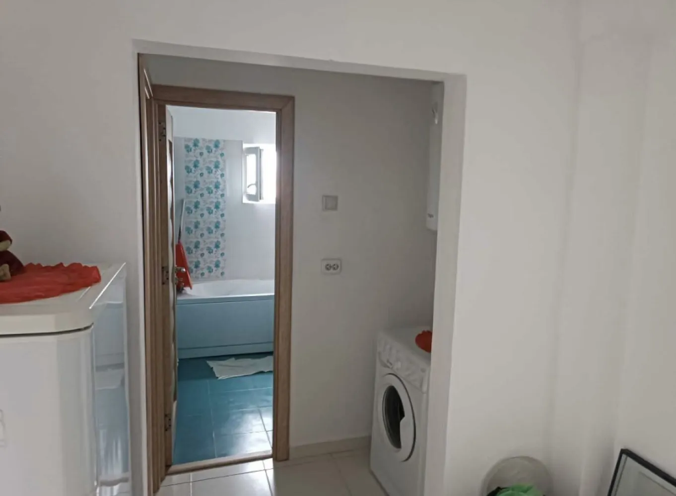 Apartament de vanzare Soveja - apartament de vanzare decomandat 2 camere Soveja, Galeriile Soveja si Eden colt cu SEmanatorului, etaj 4 din 4 , 51 de m patrati , balcon inchis, renovat, tot nou, cadastru , intabulare, partial mobilat (bucatarie si balcon si dormitor), termopane, izolat, centala pe gaze , 72800 euro, 0756558681