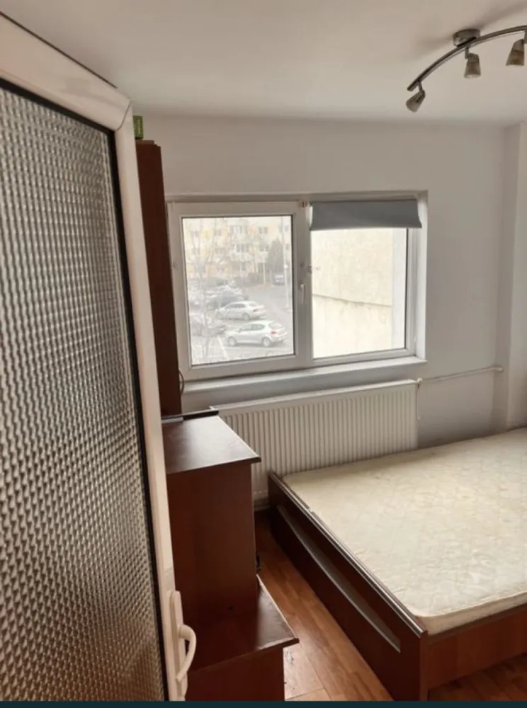 Ap 2 camere - Vand apartament 2 camere semidecomandat. Et 2/4 Strada Tulcea nr 10 Ap nu este racordat la gaze - instalatia de gaze pe scara.