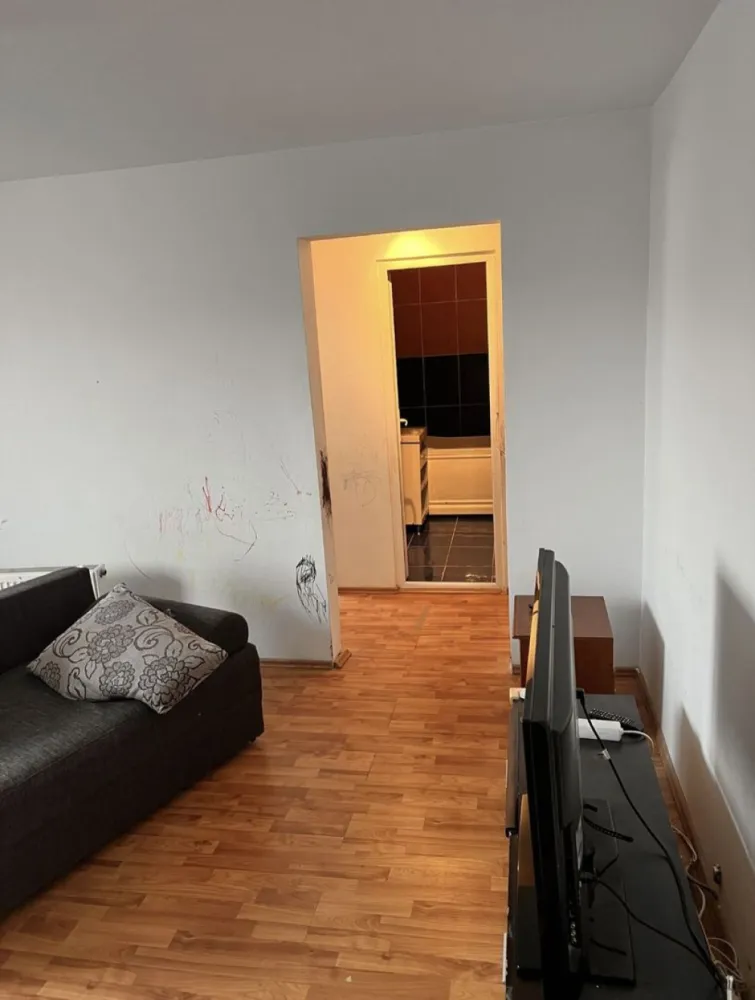 Ap 2 camere - Vand apartament 2 camere semidecomandat. Et 2/4 Strada Tulcea nr 10 Ap nu este racordat la gaze - instalatia de gaze pe scara.