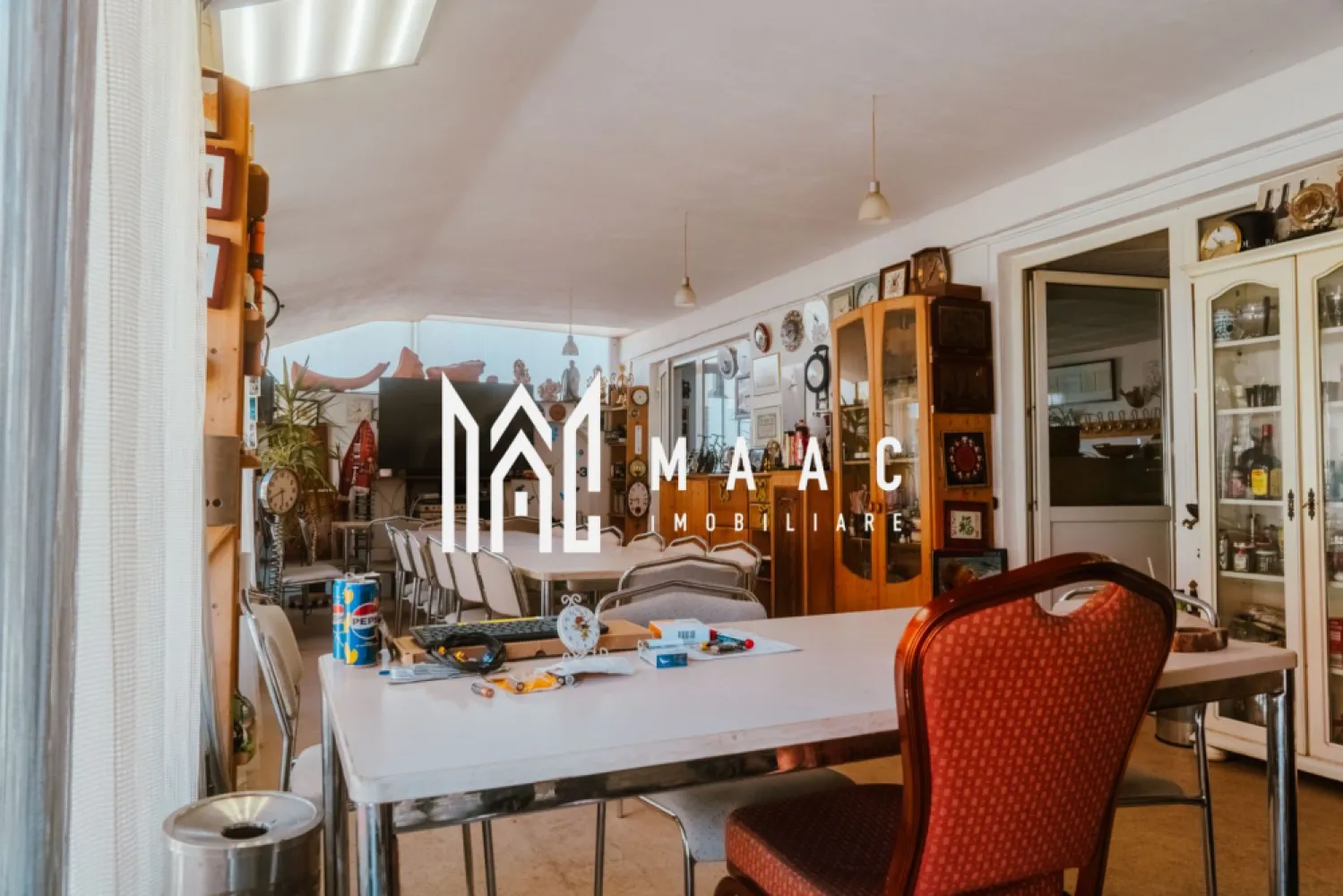 Casa Individuala | 5 Camere | 2 Terase | Teren 1500MP | Turnisor - Vă prezentăm o reședință impunătoare ce îmbină confortul unei locuințe moderne cu versatilitatea unui spațiu destinat activităților comerciale sau turistice. Situată în inima cartierului Turnișor, această proprietate se remarcă prin suprafețele generoase, compartimentarea atent gândită și facilitățile premium integrate. Date cheie ale proprietății: Suprafață construită: 600 mp Suprafață utilă: 428 mp Teren total: 1.500 mp – grădină, acces auto, zonă de relaxare Număr camere: 5 dormitoare spațioase Salon tip restaurant – ideal pentru evenimente private 4 bucătării complet utilate 7 băi amenajate Spații exterioare și anexe: 2 terase elegante: ◾ Terasă închisă cu geamuri termopan – perfectă pentru dining all-season ◾ Terasă deschisă hexagonală – design unic, ideală pentru lounge sau servirea mesei în aer liber Garaj Pivniță – ideală pentru depozitare Pod pe toată suprafața Tehnologie și sustenabilitate: Panouri solare – eficiență energetică și autonomie sporită Sistem de încălzire eficient O proprietate versatilă, potrivită pentru: Reședință personală de lux Investiție în turism: pensiune, aparthotel, evenimente Spațiu business cu locuire integrată Locație premium – Turnișor, Sibiu Acces rapid către Aeroport, Centru Istoric, autostradă și puncte cheie din oraș. Zonă liniștită, cu infrastructură completă și vecinătate selectă. Pentru mai multe detalii sau pentru programarea unei vizionări, specificați ID-ul proprietății: CP2602339 MAAC Imobiliare – Experiență. Eleganță. Expertiză în proprietăți de top. }}