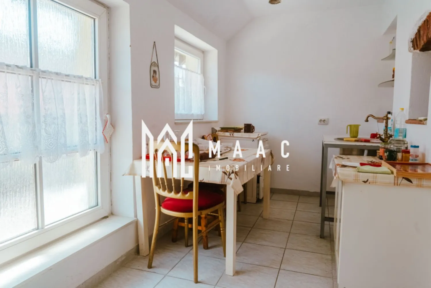 Casa Individuala | 5 Camere | 2 Terase | Teren 1500MP | Turnisor - Vă prezentăm o reședință impunătoare ce îmbină confortul unei locuințe moderne cu versatilitatea unui spațiu destinat activităților comerciale sau turistice. Situată în inima cartierului Turnișor, această proprietate se remarcă prin suprafețele generoase, compartimentarea atent gândită și facilitățile premium integrate. Date cheie ale proprietății: Suprafață construită: 600 mp Suprafață utilă: 428 mp Teren total: 1.500 mp – grădină, acces auto, zonă de relaxare Număr camere: 5 dormitoare spațioase Salon tip restaurant – ideal pentru evenimente private 4 bucătării complet utilate 7 băi amenajate Spații exterioare și anexe: 2 terase elegante: ◾ Terasă închisă cu geamuri termopan – perfectă pentru dining all-season ◾ Terasă deschisă hexagonală – design unic, ideală pentru lounge sau servirea mesei în aer liber Garaj Pivniță – ideală pentru depozitare Pod pe toată suprafața Tehnologie și sustenabilitate: Panouri solare – eficiență energetică și autonomie sporită Sistem de încălzire eficient O proprietate versatilă, potrivită pentru: Reședință personală de lux Investiție în turism: pensiune, aparthotel, evenimente Spațiu business cu locuire integrată Locație premium – Turnișor, Sibiu Acces rapid către Aeroport, Centru Istoric, autostradă și puncte cheie din oraș. Zonă liniștită, cu infrastructură completă și vecinătate selectă. Pentru mai multe detalii sau pentru programarea unei vizionări, specificați ID-ul proprietății: CP2602339 MAAC Imobiliare – Experiență. Eleganță. Expertiză în proprietăți de top. }}