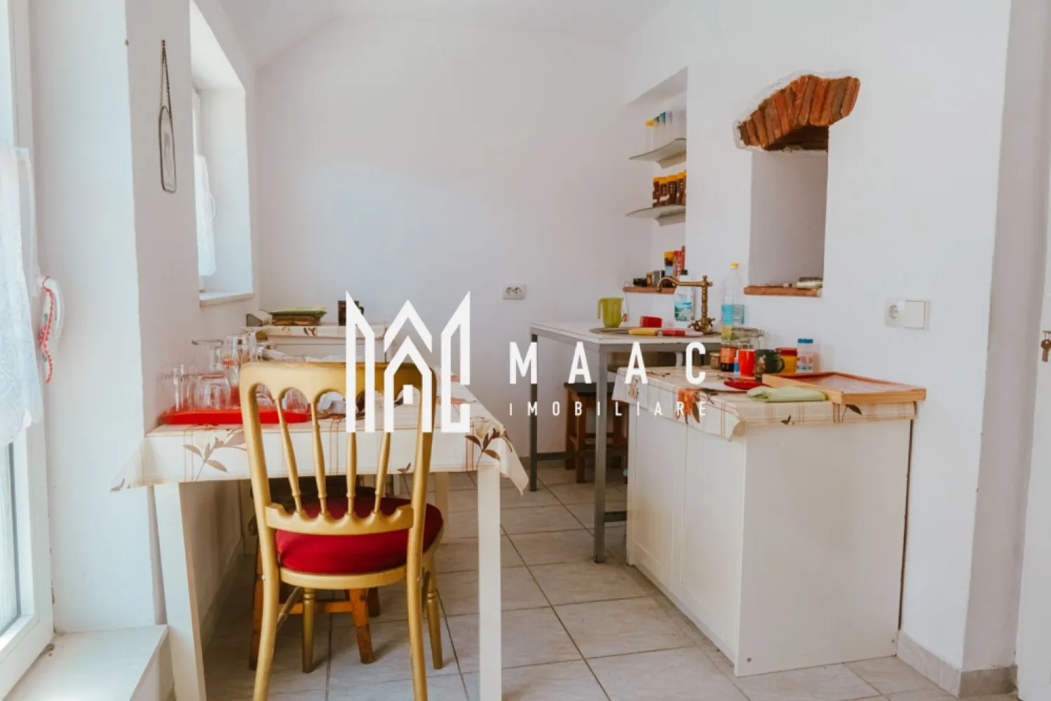 Casa Individuala | 5 Camere | 2 Terase | Teren 1500MP | Turnisor - Vă prezentăm o reședință impunătoare ce îmbină confortul unei locuințe moderne cu versatilitatea unui spațiu destinat activităților comerciale sau turistice. Situată în inima cartierului Turnișor, această proprietate se remarcă prin suprafețele generoase, compartimentarea atent gândită și facilitățile premium integrate. Date cheie ale proprietății: Suprafață construită: 600 mp Suprafață utilă: 428 mp Teren total: 1.500 mp – grădină, acces auto, zonă de relaxare Număr camere: 5 dormitoare spațioase Salon tip restaurant – ideal pentru evenimente private 4 bucătării complet utilate 7 băi amenajate Spații exterioare și anexe: 2 terase elegante: ◾ Terasă închisă cu geamuri termopan – perfectă pentru dining all-season ◾ Terasă deschisă hexagonală – design unic, ideală pentru lounge sau servirea mesei în aer liber Garaj Pivniță – ideală pentru depozitare Pod pe toată suprafața Tehnologie și sustenabilitate: Panouri solare – eficiență energetică și autonomie sporită Sistem de încălzire eficient O proprietate versatilă, potrivită pentru: Reședință personală de lux Investiție în turism: pensiune, aparthotel, evenimente Spațiu business cu locuire integrată Locație premium – Turnișor, Sibiu Acces rapid către Aeroport, Centru Istoric, autostradă și puncte cheie din oraș. Zonă liniștită, cu infrastructură completă și vecinătate selectă. Pentru mai multe detalii sau pentru programarea unei vizionări, specificați ID-ul proprietății: CP2602339 MAAC Imobiliare – Experiență. Eleganță. Expertiză în proprietăți de top. }}