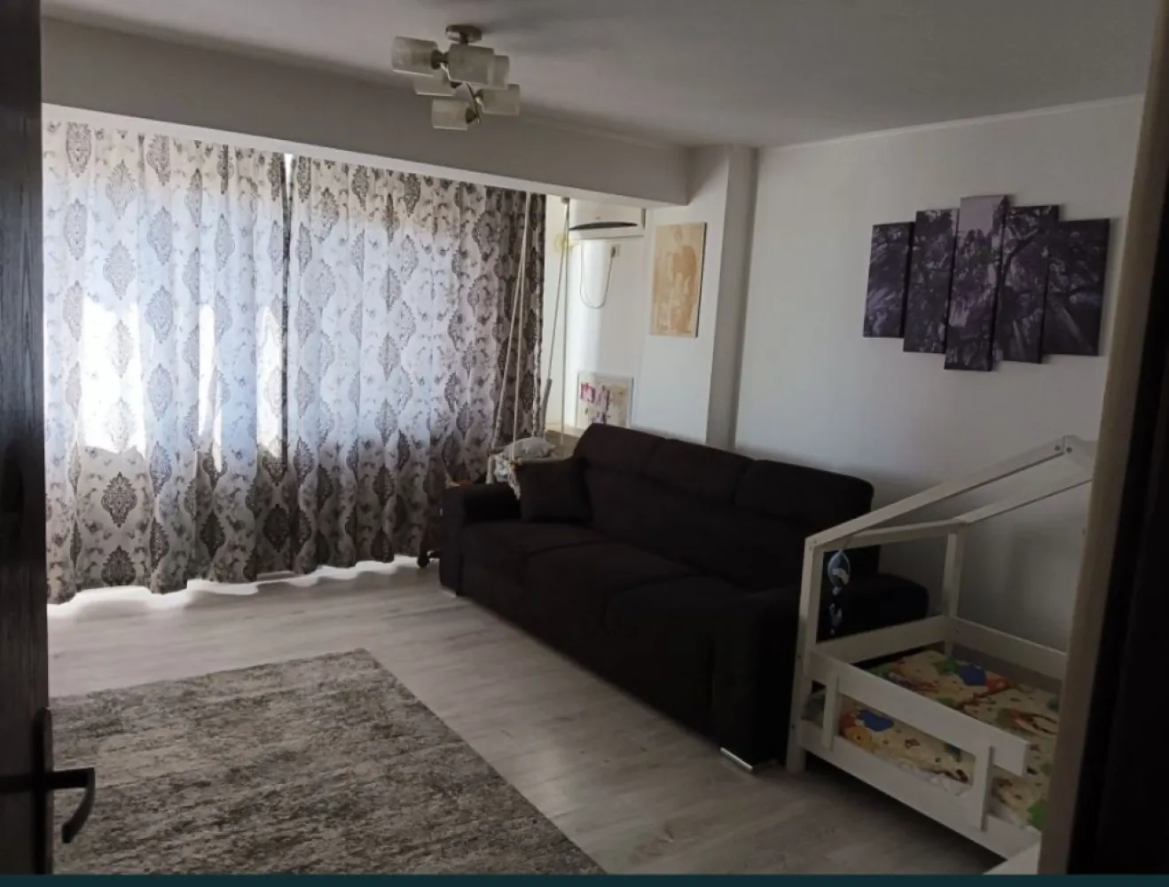 Vand apartament 2 camere decomandat - Vând apartament 2 camere zona energia ,situat la etajul 4/9.suprafaa 54 mp plus balcon, care a fost transformat în bucătărie.utilat mobilat 75000 negociabil,nemobilat utilat 71000.Se poate vinde imediat