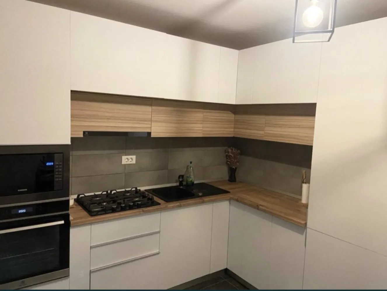 Ap cu 3 camere Palazu Mare - Apartament cu 3 camere, 2 băi, balcon deschis, bucătărie închisă, loc de parcare, boxă