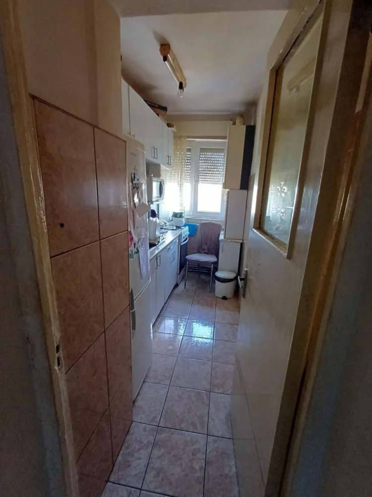 BRASADAS vinde ap 3 cam etaj 3/4 14 Mai. - Apartament cu 3 camere, semidecomandat, etajul 3 din 4 situat in 14 Mai.
Izolație exterioară, geamuri termopan, balcon închis cu termopan, centrala termica, usa intrare metalică. Apartamentul este momentan locuit de chiriași. In funcție de standarde poate necesita renovări.
Www.brasadas.com.