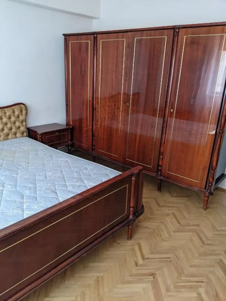 Apartament 4 camere mobilat Soarelui - Apartament 4 camere total decomandat . 112 mp , doua bai ambele cu geam , centrala termica proprie , gresie si faianta in bai si bucatarie , parchet din lemn masiv in camere si hol . Bucatarie complet utilata cu plita si cuptor electric in stare perfecta de functionare . Masina de spalat in stare perfecta in baia de serviciu . Centrala termica are verificarea tehnica la zi ( valabila pana in iulie 2026 . Geamuri termopan , balcon inchis cu termopan . Usa de inalta siguranta la intrare . La subsolul blocului beci uscat inchis , echipat cu rafturi . Blocul , in reabilitare termica cu fonduri europene , fara costuri din partea proprietarilor . Apartamentul mobilat in proportie de 80 % .