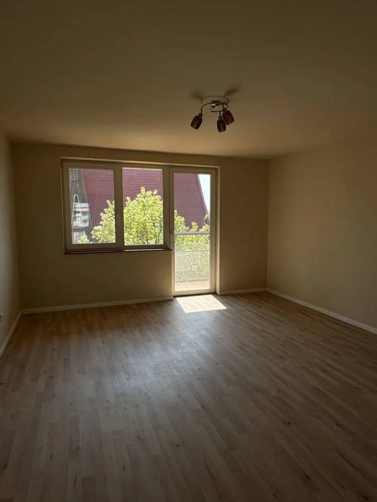 BRASADAS vinde ap 3 cam etaj 3/4 zona Burdea. - Agentia Imobiliara BRASADAS vinde apartament modern cu trei camere, superfinisat – prima locuire, complet renovat, situat pe Bulevardul Cloșca, la etajul 3 din 4, in zona Burdea. 
Locația este ideală, la doar 5 minute de mers pe jos de Shopping City, McDonald’s și Kaufland, în apropiere de Liceul German, stații de autobuz, farmacii și toate facilitățile necesare unui stil de viață confortabil.

Apartamentul este proaspăt renovat, fiind la prima locuire după finalizarea lucrărilor. Totul este nou, modern și realizat cu atenție la detalii și materiale de calitate superioară.

Caracteristici principale:
- Finisaje premium, design modern
- Parchet continuu (fără întreruperi între camere) pentru un aspect elegant și unitar
- Uși interioare de calitate superioară (Porta Doors)
- Geamuri termopan cu 4 camere – izolare termică și fonică excelentă
- Încălzire în pardoseală – confort sporit și utilizare eficientă a spațiului (fără calorifere)
- Baie complet mobilată și utilată (Dus Walk-In si WC integrat Geberit)
- Bucătărie modernă, complet mobilată, cu spații generoase de depozitare
- Electrocasnice încorporate: frigider, cuptor, plită electrică, hotă, mașină de spălat vase, centrală Ferroli integrată
- Balcon finisat complet

Apartamentul se vinde complet finisat („la cheie”), pregătit pentru mutare imediată, fără investiții suplimentare.

Este alegerea ideală pentru cei care caută un apartament nou, modern, într-o zonă excelentă, fără compromisuri la calitate.

Www.brasadas.com.