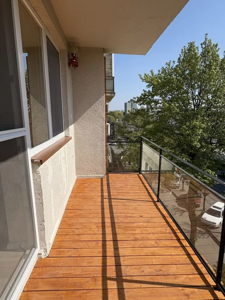 BRASADAS vinde ap 3 cam etaj 3/4 zona Burdea. - Agentia Imobiliara BRASADAS vinde apartament modern cu trei camere, superfinisat – prima locuire, complet renovat, situat pe Bulevardul Cloșca, la etajul 3 din 4, in zona Burdea. 
Locația este ideală, la doar 5 minute de mers pe jos de Shopping City, McDonald’s și Kaufland, în apropiere de Liceul German, stații de autobuz, farmacii și toate facilitățile necesare unui stil de viață confortabil.

Apartamentul este proaspăt renovat, fiind la prima locuire după finalizarea lucrărilor. Totul este nou, modern și realizat cu atenție la detalii și materiale de calitate superioară.

Caracteristici principale:
- Finisaje premium, design modern
- Parchet continuu (fără întreruperi între camere) pentru un aspect elegant și unitar
- Uși interioare de calitate superioară (Porta Doors)
- Geamuri termopan cu 4 camere – izolare termică și fonică excelentă
- Încălzire în pardoseală – confort sporit și utilizare eficientă a spațiului (fără calorifere)
- Baie complet mobilată și utilată (Dus Walk-In si WC integrat Geberit)
- Bucătărie modernă, complet mobilată, cu spații generoase de depozitare
- Electrocasnice încorporate: frigider, cuptor, plită electrică, hotă, mașină de spălat vase, centrală Ferroli integrată
- Balcon finisat complet

Apartamentul se vinde complet finisat („la cheie”), pregătit pentru mutare imediată, fără investiții suplimentare.

Este alegerea ideală pentru cei care caută un apartament nou, modern, într-o zonă excelentă, fără compromisuri la calitate.

Www.brasadas.com.