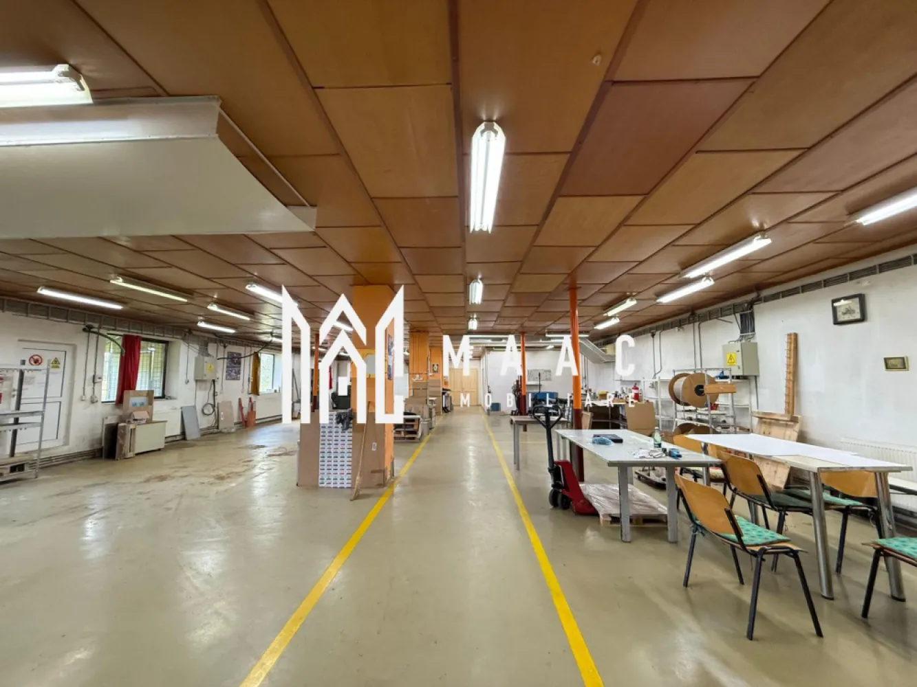 Hala 500MP + Teren 1300MP | Utilitati | Lacul lui Binder - MAAC Imobiliare propune atentiei dumneavoastra o hala industriala si un teren intravilan, cu utilitati, in zona Lacul lui Binder. Spatiul este compartimentat astfel: - spatiu productie: 280.68 mp - birouri: 136.5 mp - vestiare + depozit: 33.93 mp Structura halei este din caramida, acoperisul din tabla si podeaua este din rasina epoxidica. Pentru mai multe detalii specificati: CP2600610 }}