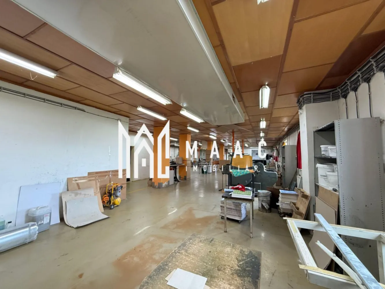 Hala 500MP + Teren 1300MP | Utilitati | Lacul lui Binder - MAAC Imobiliare propune atentiei dumneavoastra o hala industriala si un teren intravilan, cu utilitati, in zona Lacul lui Binder. Spatiul este compartimentat astfel: - spatiu productie: 280.68 mp - birouri: 136.5 mp - vestiare + depozit: 33.93 mp Structura halei este din caramida, acoperisul din tabla si podeaua este din rasina epoxidica. Pentru mai multe detalii specificati: CP2600610 }}