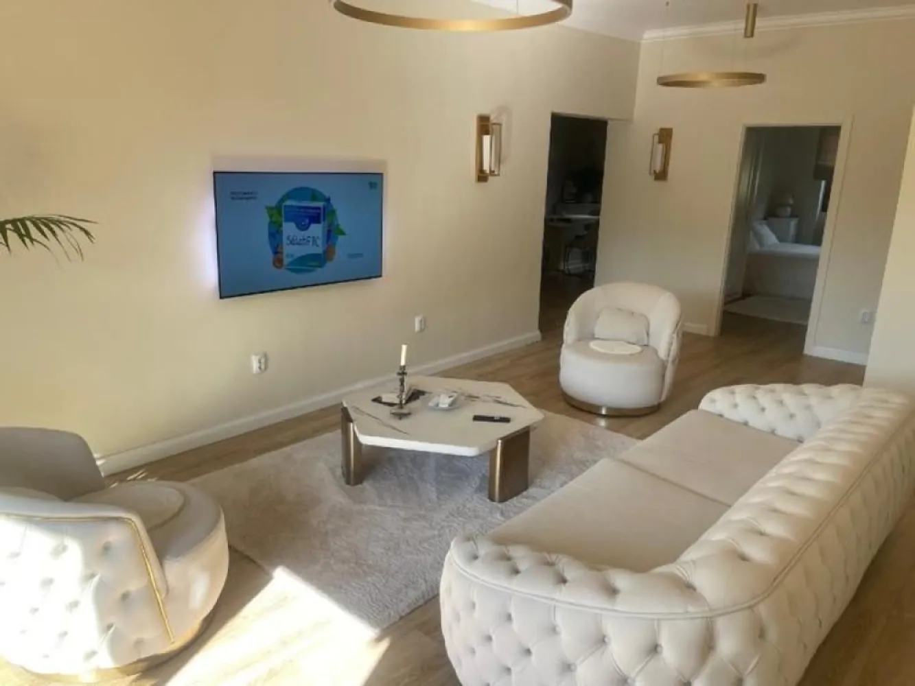 BRASADAS vinde ap 3 cam semicentral cu finisaje de lux. - Agentia Imobiliara BRASADAS vinde APARTAMENT SEMICENTRAL PREMIUM IN ASOCIATIE CU FINISAJE LUX
 în asociație cu doar 4 apartamente în construcție solidă ( 3 camere decomandate) la etajul 1/2.
Apartamentul cu suprafața utilă de 81mp este compus din 3 camere decomandate:1 living, un dormitor mare, un dormitor mic, bucătărie, baie, balcon.
În plus dispune de garaj, boxă beci și
cota parte din grădină.
Casa este construită din cărămidă, fundație înaltă din beton, mobilată complet, încălzire prin calorifere cu centrală proprie, instalație electrică nouă, geamuri termopan, aparat de aer condiționat, cuptor, plită, hotă, frigider, mașină de spălat rufe, mașină de spălat vase.
WWW.BRASADAS.COM.