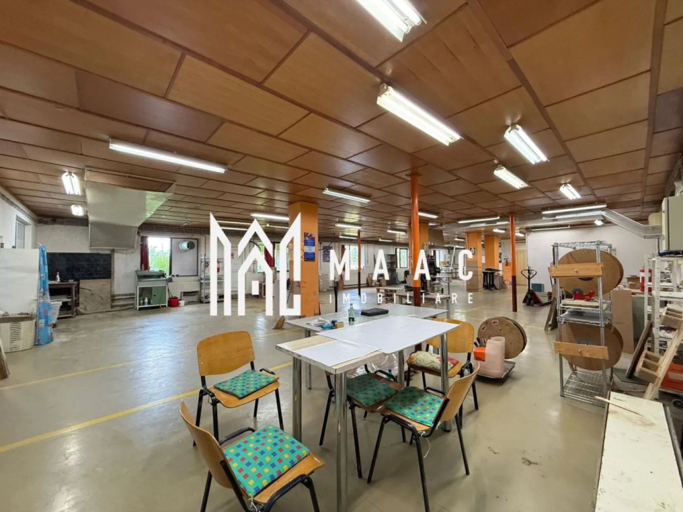 Hala 500MP + Teren 1300MP | Utilitati | Lacul lui Binder - MAAC Imobiliare propune atentiei dumneavoastra o hala industriala si un teren intravilan, cu utilitati, in zona Lacul lui Binder. Spatiul este compartimentat astfel: - spatiu productie: 280.68 mp - birouri: 136.5 mp - vestiare + depozit: 33.93 mp Structura halei este din caramida, acoperisul din tabla si podeaua este din rasina epoxidica. Pentru mai multe detalii specificati: CP2600610 }}