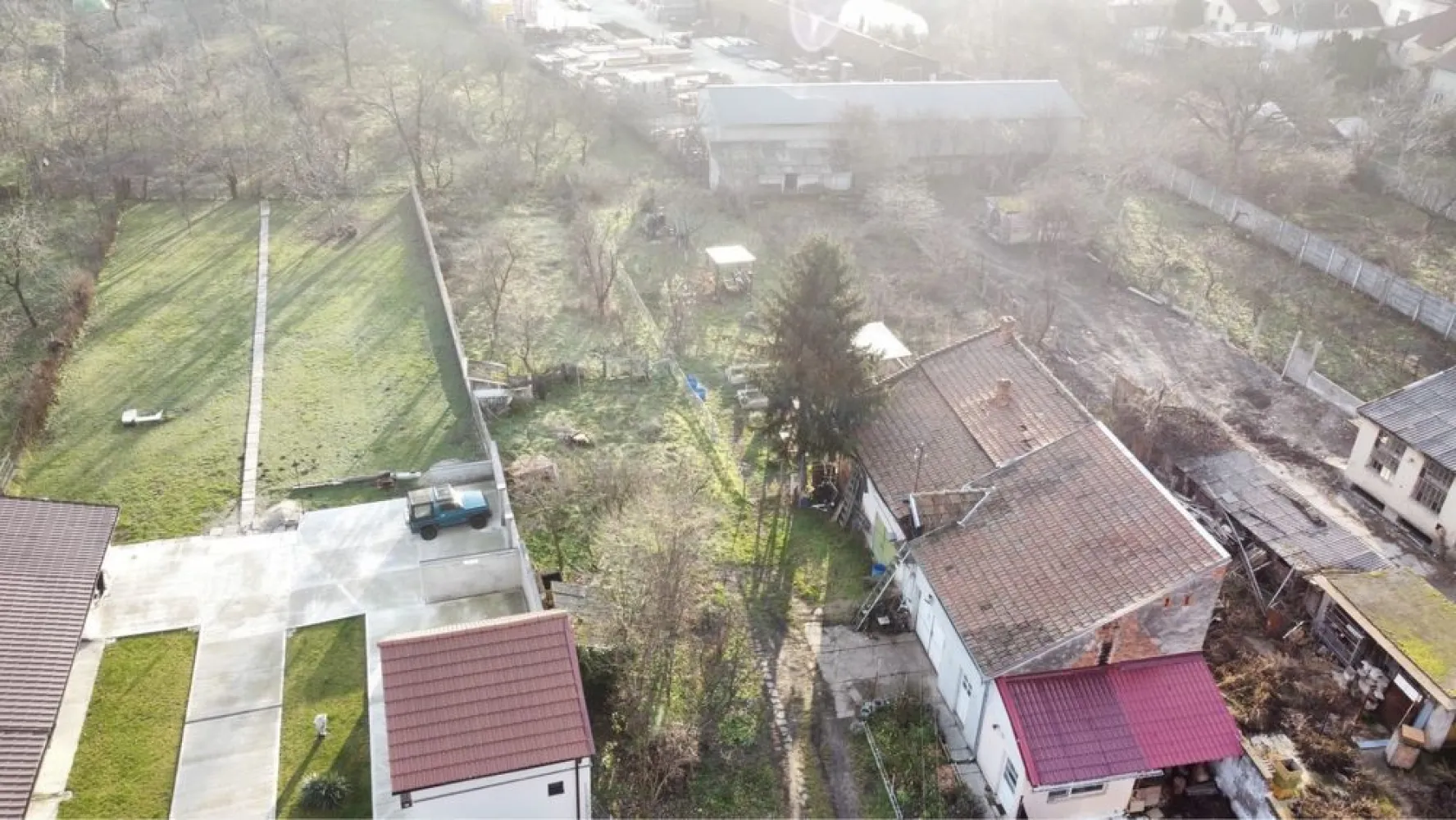 BRASADAS vinde parte de casa, str Unirii cu 7 ari teren. - Agenția imobiliara BRASADAS vinde parte de casa pe str Unirii, are 3 camere bucatarie si baie , hol, antreu, beci mare sub toata casa. 

Mai este o familie in curte, onportiune este comuna, dar 7 ari teren este privat ingradit cu intrare cu masina garaj, si anexa. 

Casa necesita modernizare si renovare

Pret negociabil