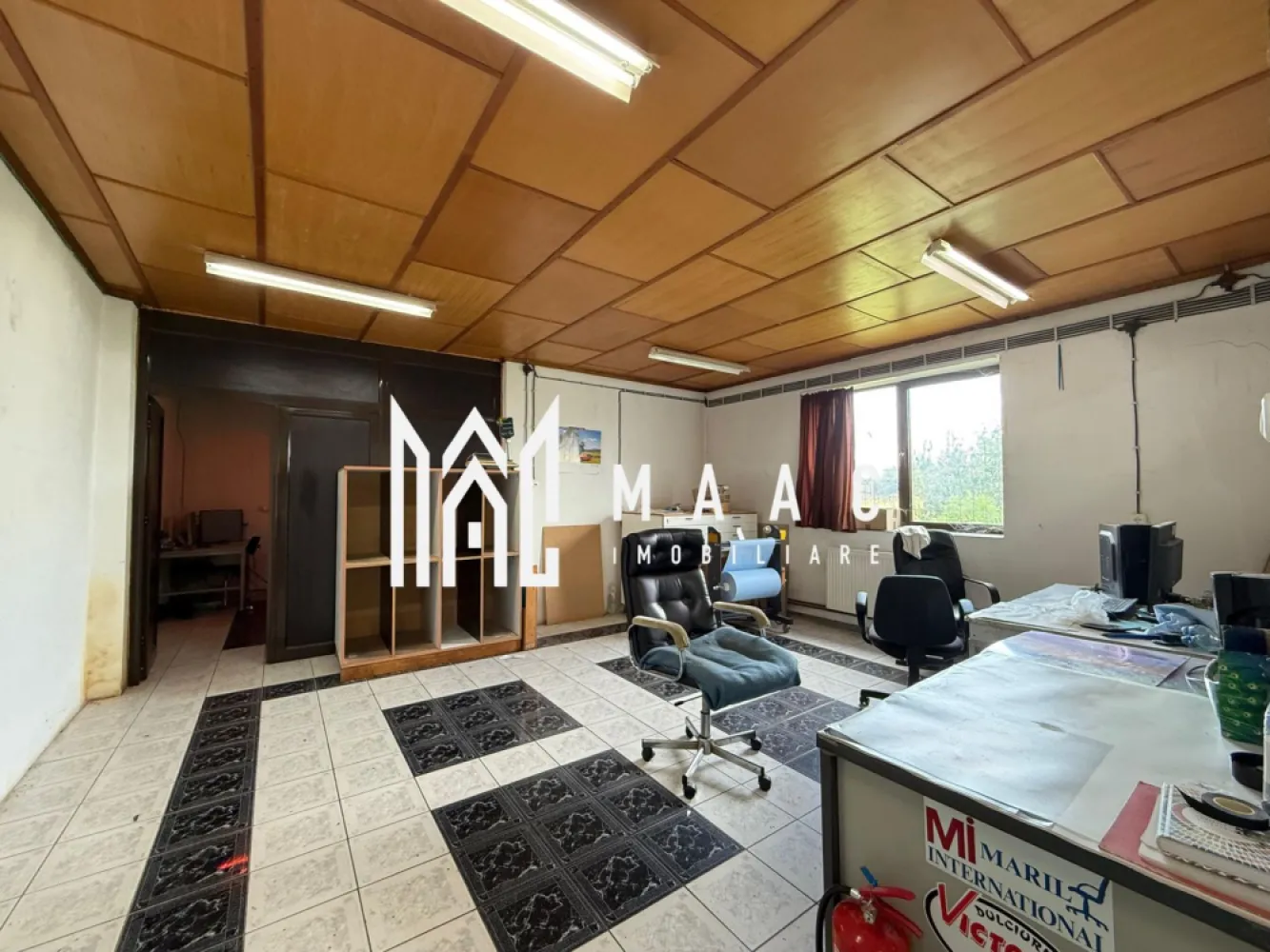 Hala 500MP + Teren 1300MP | Utilitati | Lacul lui Binder - MAAC Imobiliare propune atentiei dumneavoastra o hala industriala si un teren intravilan, cu utilitati, in zona Lacul lui Binder. Spatiul este compartimentat astfel: - spatiu productie: 280.68 mp - birouri: 136.5 mp - vestiare + depozit: 33.93 mp Structura halei este din caramida, acoperisul din tabla si podeaua este din rasina epoxidica. Pentru mai multe detalii specificati: CP2600610 }}