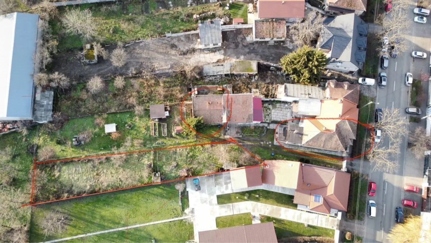 BRASADAS vinde parte de casa, str Unirii cu 7 ari teren. - Agenția imobiliara BRASADAS vinde parte de casa pe str Unirii, are 3 camere bucatarie si baie , hol, antreu, beci mare sub toata casa. 

Mai este o familie in curte, onportiune este comuna, dar 7 ari teren este privat ingradit cu intrare cu masina garaj, si anexa. 

Casa necesita modernizare si renovare

Pret negociabil