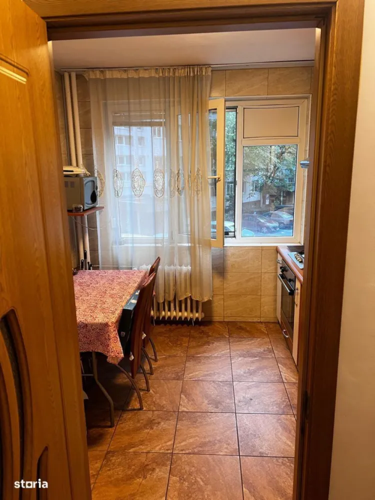 Dristor - Inchirierez apartament 3 camere - Inchiriez apartament cu 3 camere, decomandat, mobilat si utilat, etaj 1/10.Apartamentul este situat pe strada Dristorului 112, si datorita pozitiei sale,acesta beneficiaza de un acces usor catre mijloacele de transport din zona:-la 1 minut de mers pe jos catre gura de metrou Dristor 1/ Dristor 2.-la 1 minut de statii de tramvai si autobuzIn vecinatatea apartamentului se gasesc:-Mall Parklake la 10 minute de mers pe jos-Parcul IOR la 10 minute de mers pe jos-Farmacia TEI-Magazine Mega Image si Carrefour express-Gradinita 239Disponibilitate imediata.