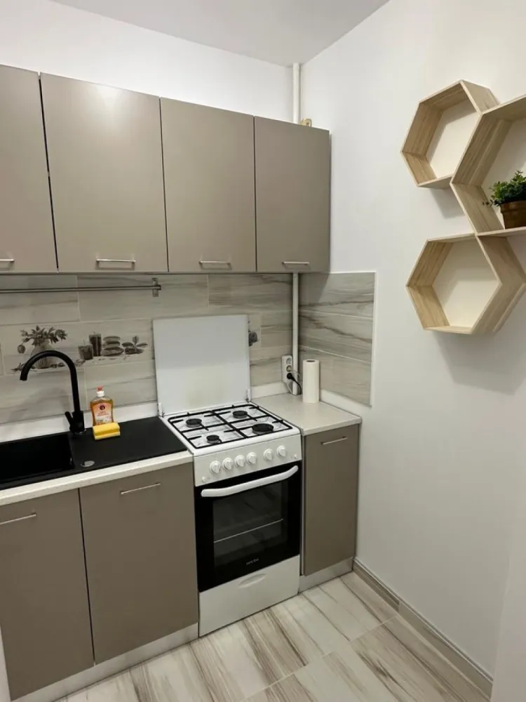 Particular inchiriez garsoniera Dristor str Laborator la 2 min metrou - Proprietar, particular : inchiriez garsoniera situata la 2 min de mers pe jos de metrou Dristor 1 (poza atasata), str. Laborator nr. 130-132 --> bloc mixt!! --> reabilitat termic, balcon inchis termopan. 
-->Garsoniera confort 1, et 2/8 (doar o garsoniera pe etaj);
--> mobilata ultra modern si utilata complet,
--> prima inchiriere!
--> Tv led Samsung Smart, masina spalat, frigider, aragaz, aer conditionat, apometre, pat matrimonial 140/200. Mall Park Lake si parcul IOR sunt la distanta de mers pe jos.

In apropiere sunt: Titan, Unirii, Piata Muncii, Mihai Bravu, Obor, Costin Georgian, Vitan, Decebal, Piata Alba Iulia, 
Colaborez cu agentii dar nu ofer comision. 

Chiria + garantia 1 luna. Disponibila imediat.