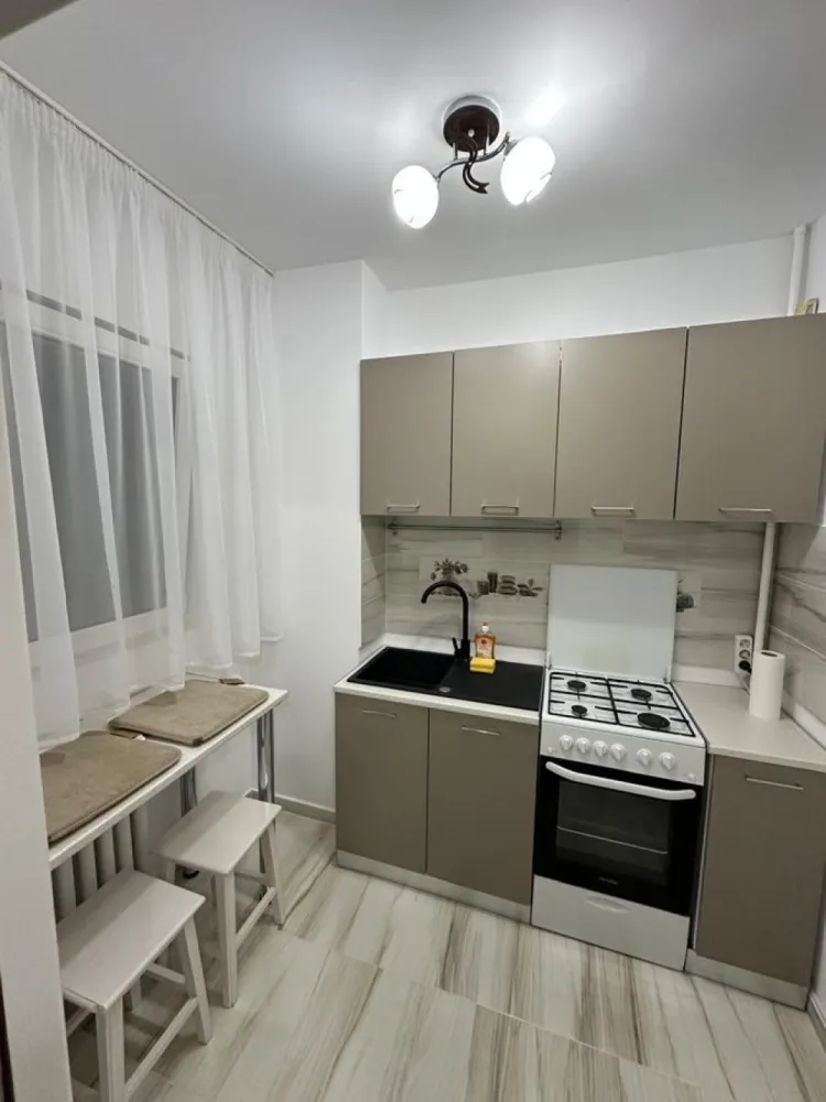 Particular inchiriez garsoniera Dristor str Laborator la 2 min metrou - Proprietar, particular : inchiriez garsoniera situata la 2 min de mers pe jos de metrou Dristor 1 (poza atasata), str. Laborator nr. 130-132 --> bloc mixt!! --> reabilitat termic, balcon inchis termopan. 
-->Garsoniera confort 1, et 2/8 (doar o garsoniera pe etaj);
--> mobilata ultra modern si utilata complet,
--> prima inchiriere!
--> Tv led Samsung Smart, masina spalat, frigider, aragaz, aer conditionat, apometre, pat matrimonial 140/200. Mall Park Lake si parcul IOR sunt la distanta de mers pe jos.

In apropiere sunt: Titan, Unirii, Piata Muncii, Mihai Bravu, Obor, Costin Georgian, Vitan, Decebal, Piata Alba Iulia, 
Colaborez cu agentii dar nu ofer comision. 

Chiria + garantia 1 luna. Disponibila imediat.