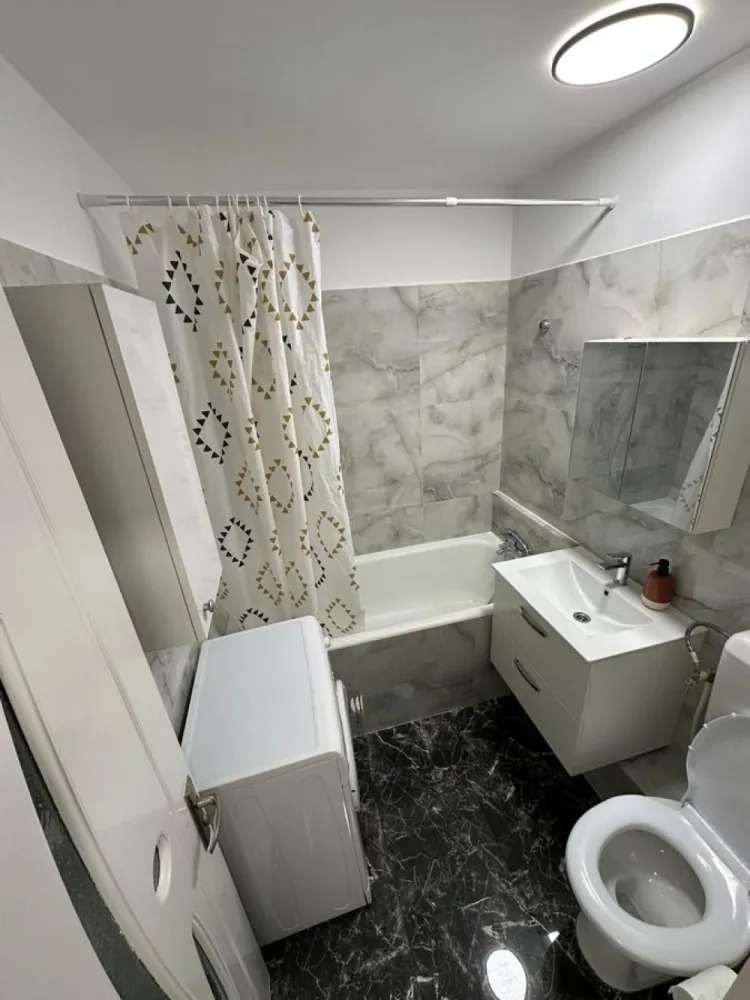 Particular inchiriez garsoniera Dristor str Laborator la 2 min metrou - Proprietar, particular : inchiriez garsoniera situata la 2 min de mers pe jos de metrou Dristor 1 (poza atasata), str. Laborator nr. 130-132 --> bloc mixt!! --> reabilitat termic, balcon inchis termopan. 
-->Garsoniera confort 1, et 2/8 (doar o garsoniera pe etaj);
--> mobilata ultra modern si utilata complet,
--> prima inchiriere!
--> Tv led Samsung Smart, masina spalat, frigider, aragaz, aer conditionat, apometre, pat matrimonial 140/200. Mall Park Lake si parcul IOR sunt la distanta de mers pe jos.

In apropiere sunt: Titan, Unirii, Piata Muncii, Mihai Bravu, Obor, Costin Georgian, Vitan, Decebal, Piata Alba Iulia, 
Colaborez cu agentii dar nu ofer comision. 

Chiria + garantia 1 luna. Disponibila imediat.
