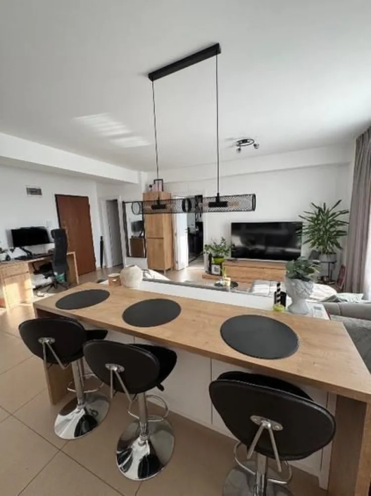 Ap 2 camera Calea Serban Voda 111/ Carol / Tineretului de inchiriat - Oferim spre prima închiriere apartamentul nostru de suflet, aflat într-un complex rezidențial complet închis și supravegheat video cu vedere superba catre Casa Poporului. 

Este un loc cald, primitor și plin de lumină, dar devenit prea mic pentru familia noastră.

Pret: 800€ + garantie - pretul este fix

Detalii apartament
 • Suprafață totală: 72 mp (60 mp interior + 12 mp terasă)
 • Compartimentare: living cu bucătărie open space + birou, dormitor separat, toate cu vedere directă către Casa Poporului
 • Terasă amenajată, perfectă pentru seri relaxante și apusuri superbe alături de prieteni
 • Etaj cu orientare vestică → lumină naturală și cele mai frumoase apusuri în fiecare zi
 • Încălzire în pardoseală (costuri foarte mici, aprox. 250 lei caldura - lună iarna)

Facilități și dotări:
Apartamentul a fost igienizat si dat cu lavabila pentru a fi inchiriat, iar canapeaua, salteaua, covorul , draperiile si perdelele spalate profesional.
 • Aer condiționat Daikin cu Wi-Fi
 • Electrocasnice Electrolux & Samsung:
 • Mașină de spălat vase
 • Mașină de spălat rufe + uscător incorporat
 • Plită nouă Samsung
 • Frigider și cuptor Electrolux
 • Smart TV va fi achiziționat special pentru închiriere unul nou
 • Mobilier de bucătărie și living realizat pe comandă, cu numeroase spații de depozitare inteligent gândite

Parcare
Apartamentul dispune de loc de parcare subteran, in sistem Klaus, cu capacitate pentru 2 mașini – un avantaj esențial în București.

Localizare excelentă – acces rapid către centrul orașului și multiple puncte de interes:
 • Parcul Carol – 5 min pe jos
 • Parcul Tineretului – 10 min pe jos
 • Piața Unirii – 18 min pe jos
 • Metrou Tineretului – 7 min pe jos
 • Supermarketuri (Auchan, Mega Image), farmacii, cafenele și restaurante – toate la 5-10 min de mers pe jos
 • Una dintre cele mai bune pizzerii din zonă – Un Poco Pizza – la doar 5 minute

Doresc sa colaborez cu agentii in masura in care comisionul este platit de clientul adus de agentie.