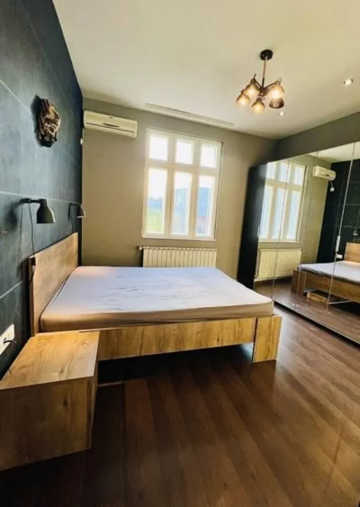 Apartament spațios și luminos într-o vilă interbelică – Budapesta / Tineretului - Apartament spațios și luminos într-o vilă interbelică – zona Budapesta / Tineretului

Vă propunem spre vânzare un apartament elegant, situat într-o vilă interbelică cu doar 3 etaje, aflată pe o scară cu 6 apartamente și intrare stradală, în zona Budapesta – Tineretului.

Locuința se remarcă prin camerele sale mari, înalte și luminoase, păstrând farmecul autentic al arhitecturii interbelice, dar beneficiind de tot confortul modern.
Toate instalațiile (electrică, sanitară și termică) au fost complet refăcute, iar tâmplăria originală din lemn a fost recondiționată cu grijă.

Apartamentul se vinde complet mobilat, exact ca în fotografii – mobilierul fiind inclus în preț.

📍 Localizare excelentă:
 • 3 minute până la metrou Tineretului
 • 5 minute până la metrou Piața Unirii
 • 5 minute de mers pe jos până la Parcul Tineretului și Parcul Carol

👨‍👩‍👧‍👦 Facilități în imediata apropiere:
grădiniță, școală, liceu, secție de Poliție, Mega Image și Dristor Kebab, toate la mai puțin de 5 minute de mers pe jos.

Cladirea nu are risc seismic.

Datorită amplasării, compartimentării și atmosferei sale calde, apartamentul este ideal pentru o familie cu copii sau pentru cei care își doresc un spațiu cu personalitate, aproape de centrul orașului, dar într-o zonă liniștită și verde.