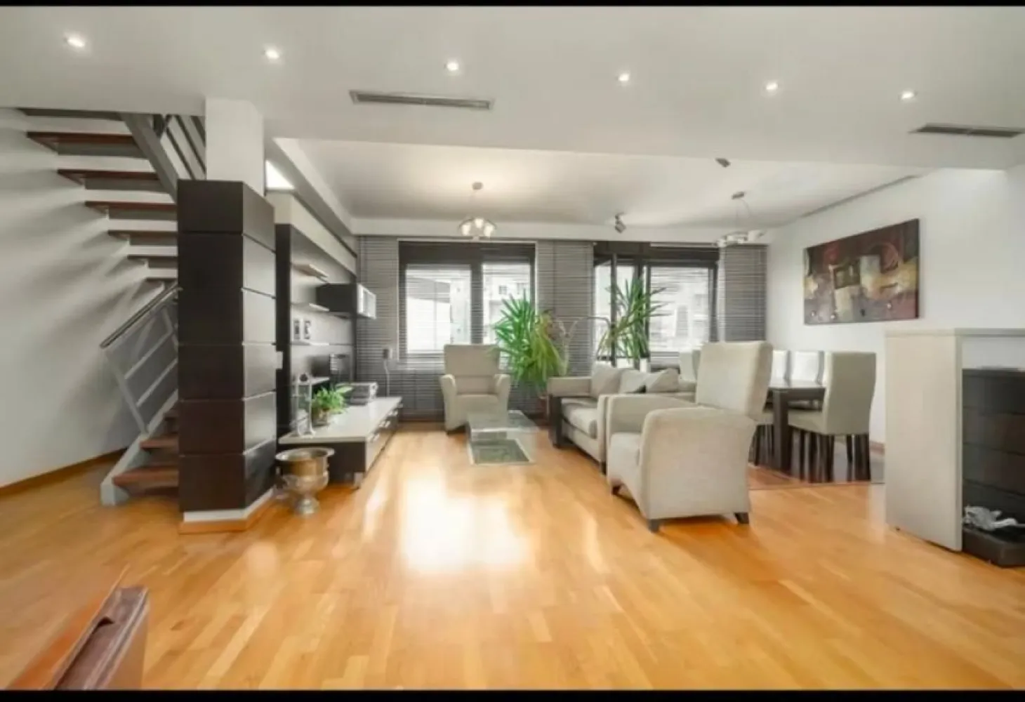 Apartament Duplex 5 camere Herastrau - Amplasat in zona Herastrau, acest duplex reprezinta o alegere excelenta pentru cei care isi doresc un apartament spatios si bine organizat, intr-un imobil construit in 2007. Cu o suprafata utila de 152,31 mp si o suprafata construita de 225,74 mp, locuinta se desfasoara pe doua niveluri si dispune de camere generoase si compartimentare practica.
Zona Herastrau este una dintre cele mai apreciate zone rezidentiale ale Bucurestiului, datorita apropierii de parc, de zona de birouri din nordul capitalei, dar si de restaurante, cafenele si centre comerciale de top. Amplasamentul ofera acces rapid catre mijloace de transport, scoli, gradinite si centre medicale, ceea ce face din aceasta proprietate o optiune ideala atat pentru locuire, cat si pentru investitie.
Compartimentare:
Pe primul nivel se afla living-ul cu suprafata de 34,32 mp si iesire pe balcon, bucataria de 12,17 mp, un dormitor de 17,08 mp, o baie de 4,54 mp si holul de acces de 12,43 mp. Suprafata utila a acestui nivel este de 80,54 mp, la care se adauga doua balcoane cu o suprafata totala de 12,85 mp.
Pe al doilea nivel sunt trei dormitoare cu suprafete de 18,69 mp, 13,96 mp si 13,15 mp, doua bai de 5,69 mp si 3,83 mp, plus un hol de 16,45 mp. Suprafata utila a acestui nivel este de 71,77 mp, completata de un balcon de 12,85 mp.
Suprafata totala a apartamentului este de 152,31 mp utili, la care se adauga balcoanele in suprafata totala de 25,7mp.
Apartamentul se vinde mobilat, fiind dotat cu obiectele sanitare, si are incluse in pret doua locuri de parcare subterane.
Atat suprafata impresionanta cat si pozitionarea avantajoasa recomanda aceasta proprietate drept o buna investitie!