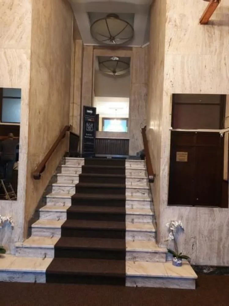 Ultracentral- spațiu birou, parter, Palatul UGIR - Spatiu exclusiv pentru birou/ reprezentanta firma, ultracentral- Palatul UGIR- de vanzare sau inchiriere. Camera are 25mp. Toaleta este la capatul coridorului. Paza non stop.