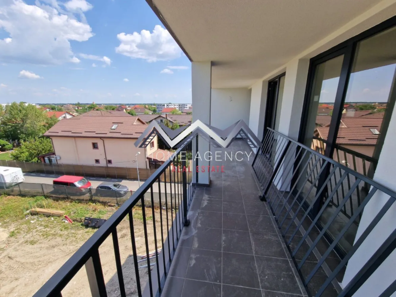 Apartament 3 camere / Otopeni / COMISION 0 - Vă propunem, spre vânzare, 6 apartamente cu 3 camere noi, parte dintr-un bloc nou, D+P+2+M, situat central în Otopeni, ce se pretează atât pentru mutare imediată cât și ca investiție (închiriere pe termen lung sau regim hotelier de tip Airbnb, Booking și nu numai), cu acces facil către magazine, restaurante, bănci, Primărie (maxim 7 minute de mers pe jos), stații de transport în comun, piață, farmacii, DN1, Aeroport, viitoarea stație de metrou etc.

Fiecare apartament beneficiază de centrală termică proprie, încălzire prin pardoseală, contorizare individuală și este racordat la toate utilitățile (apă, curent, gaz, canalizare, cablu TV, internet). Finisajele interioare sunt incluse în costul apartamentului și constau în faianță, gresie, parchet și baie complet utilată modern.

Prețul afișat include TVA și 1 loc de parcare subteran. 

Programează-te acum pentru o vizionare!

Oferim, gratuit, consultanță financiară și consiliere juridică pe parcursul procedurilor obținerii unui credit, alături de parteneri noștri.

Dacă aveți o proprietate de vânzare/închiriere sau sunteți interesați de o proprietate aflată în portofoliul agenției noastre, vă rugăm să ne contactați la numărul de telefon din anunț sau pe adresa de email contact@homeagency.ro.