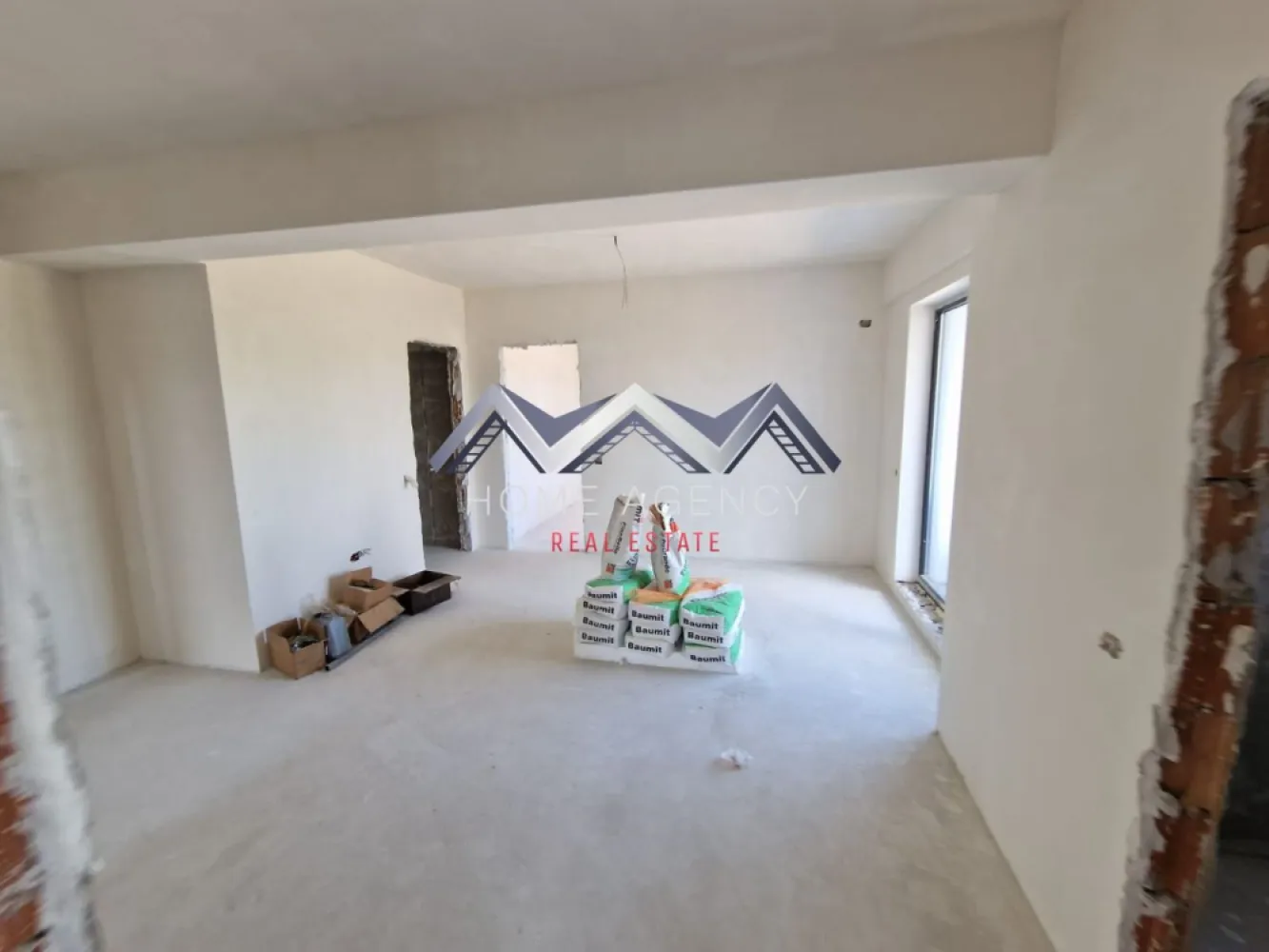 Apartament 3 camere / Otopeni / COMISION 0 - Vă propunem, spre vânzare, 6 apartamente cu 3 camere noi, parte dintr-un bloc nou, D+P+2+M, situat central în Otopeni, ce se pretează atât pentru mutare imediată cât și ca investiție (închiriere pe termen lung sau regim hotelier de tip Airbnb, Booking și nu numai), cu acces facil către magazine, restaurante, bănci, Primărie (maxim 7 minute de mers pe jos), stații de transport în comun, piață, farmacii, DN1, Aeroport, viitoarea stație de metrou etc.

Fiecare apartament beneficiază de centrală termică proprie, încălzire prin pardoseală, contorizare individuală și este racordat la toate utilitățile (apă, curent, gaz, canalizare, cablu TV, internet). Finisajele interioare sunt incluse în costul apartamentului și constau în faianță, gresie, parchet și baie complet utilată modern.

Prețul afișat include TVA și 1 loc de parcare subteran. 

Programează-te acum pentru o vizionare!

Oferim, gratuit, consultanță financiară și consiliere juridică pe parcursul procedurilor obținerii unui credit, alături de parteneri noștri.

Dacă aveți o proprietate de vânzare/închiriere sau sunteți interesați de o proprietate aflată în portofoliul agenției noastre, vă rugăm să ne contactați la numărul de telefon din anunț sau pe adresa de email contact@homeagency.ro.