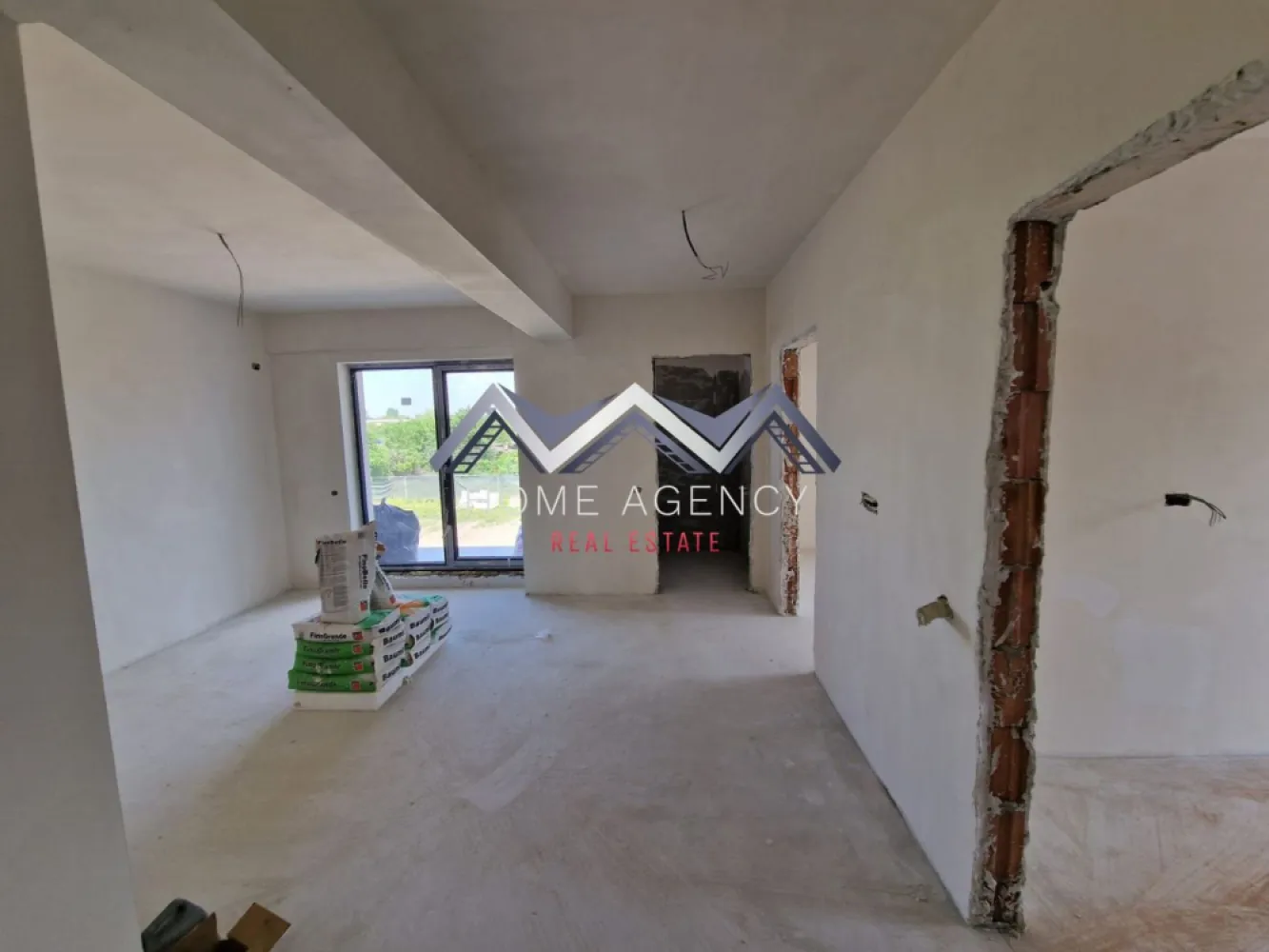 Apartament 3 camere / Otopeni / COMISION 0 - Vă propunem, spre vânzare, 6 apartamente cu 3 camere noi, parte dintr-un bloc nou, D+P+2+M, situat central în Otopeni, ce se pretează atât pentru mutare imediată cât și ca investiție (închiriere pe termen lung sau regim hotelier de tip Airbnb, Booking și nu numai), cu acces facil către magazine, restaurante, bănci, Primărie (maxim 7 minute de mers pe jos), stații de transport în comun, piață, farmacii, DN1, Aeroport, viitoarea stație de metrou etc.

Fiecare apartament beneficiază de centrală termică proprie, încălzire prin pardoseală, contorizare individuală și este racordat la toate utilitățile (apă, curent, gaz, canalizare, cablu TV, internet). Finisajele interioare sunt incluse în costul apartamentului și constau în faianță, gresie, parchet și baie complet utilată modern.

Prețul afișat include TVA și 1 loc de parcare subteran. 

Programează-te acum pentru o vizionare!

Oferim, gratuit, consultanță financiară și consiliere juridică pe parcursul procedurilor obținerii unui credit, alături de parteneri noștri.

Dacă aveți o proprietate de vânzare/închiriere sau sunteți interesați de o proprietate aflată în portofoliul agenției noastre, vă rugăm să ne contactați la numărul de telefon din anunț sau pe adresa de email contact@homeagency.ro.