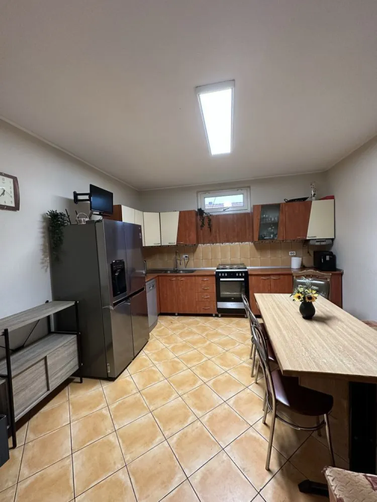 Vand Casa individuala jud SATU MARE - comuna Porumbesti - 153mp utili
Gradina+teren = 42arii
Gradina este echipata cu fantana si pompa automata de apa pentru stropit
Facilitati :
4 camere + 1 salon
2 bai
1 bucatarie
1 terasa
2 camari
Pod betonat
Pivnita amenajata cu biliard/masa ping pong +spatiu de depozitare
Poarta automata cu telecomanda
Kit fotovoltaic pe casa de 3kw
Camere de supraveghere
Lumini exterioare 
Pavaj in curte
3 clime invertoare pentru a da si caldura
Se vinde complet mobilata si utilata!