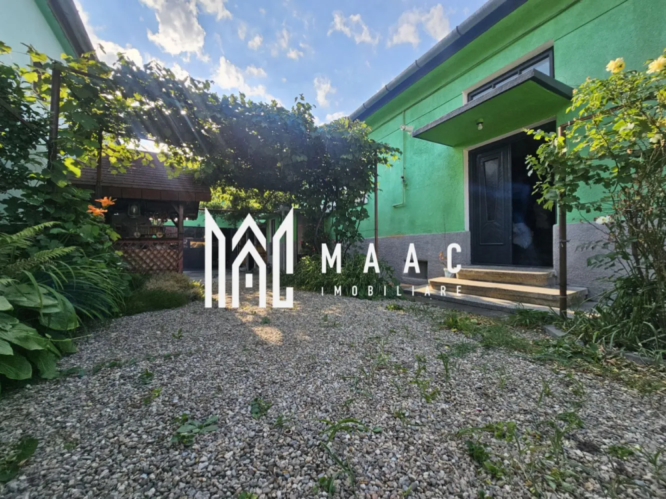 Casa individuala cu 3 camere | Teren 542 mp | Turnisor - MAAC Imobiliare vă propune spre vânzare o casă individuală situată într-o zonă liniștită și bine cotată a cartierului Turnișor din Sibiu, ideală pentru cei care își doresc confortul unei locuințe la curte, cu spații exterioare generoase și multiple posibilități de amenajare. Detalii proprietate: Suprafață totală teren: 542 mp Suprafață utilă casă: 90 mp La parter: Compartimentare: 3 camere spațioase + 1 baie La demisol: Bucătărie: 16 mp, separată, cu acces către cămară Pivniță: 17 mp – perfectă pentru depozitare sau amenajare suplimentară Pod: întins pe toată suprafața casei Curte liberă + grădină: 420 mp – spațiu excelent pentru relaxare, grădinărit sau amenajare zonă verde Proprietatea dispune de acces auto în curte, garaj, anexe gospodărești și o grădină bine întreținută. Zona este ușor accesibilă, cu străzi asfaltate și aproape de puncte de interes precum magazine, mijloace de transport și școli. Alte detalii importante: Casa necesită renovare interioară, oferind astfel posibilitatea personalizării după bunul plac. Se predă mobilată și utilată, la cerere. Toate utilitățile racordate: apă, canalizare, gaz, electricitate. Această proprietate este ideală pentru o familie care caută liniște, spațiu și acces rapid către oraș, sau pentru investiție pe termen lung. Programează o vizionare chiar azi! Echipa MAAC Imobiliare îți stă la dispoziție pentru informații suplimentare și consultanță completă în procesul de achiziție. ID: CP2592274. }}