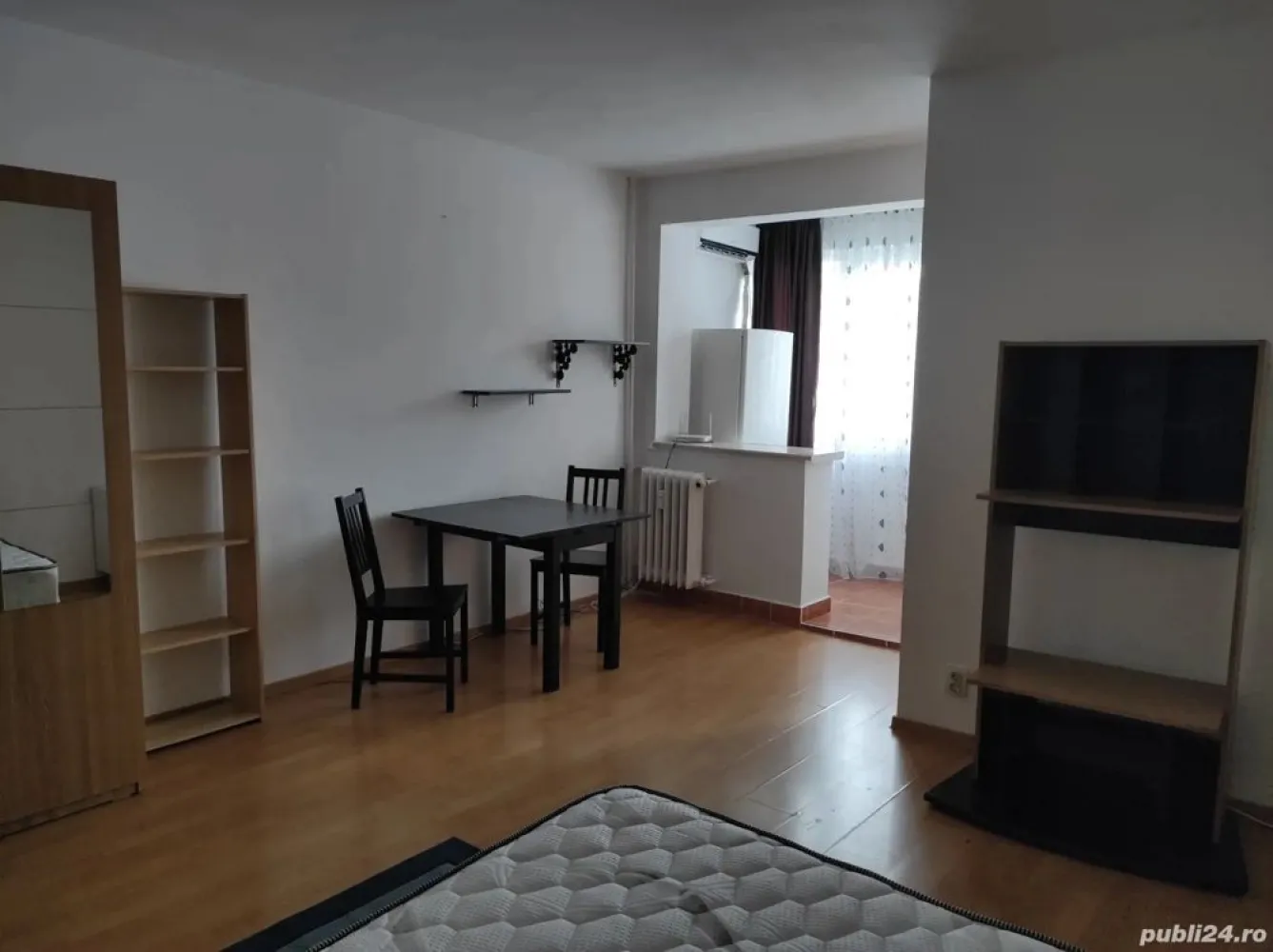 Inchiriez garsoniera Dristor metrou - Garsoniera se afla intr-un bloc civilizat, linistit, cu paza la scara, cu gura de intrare la metrou chiar in fața blocului.Este situata la et 9 din 10, exista 6 lifturi.Suprafata 35m, este dotata cu aer conditionat, masina de spalat rufe, aragaz, frigider, boiler nou.Este zugravita acum iar salteaua este nou nouța, cu arcuri, nefolosita de altcineva inainte.Doresc garantie 700 care vor fi inapoiati la sfarsitul contractului daca nu va fi mobila distrusa.Acest lucru se trece in contract.