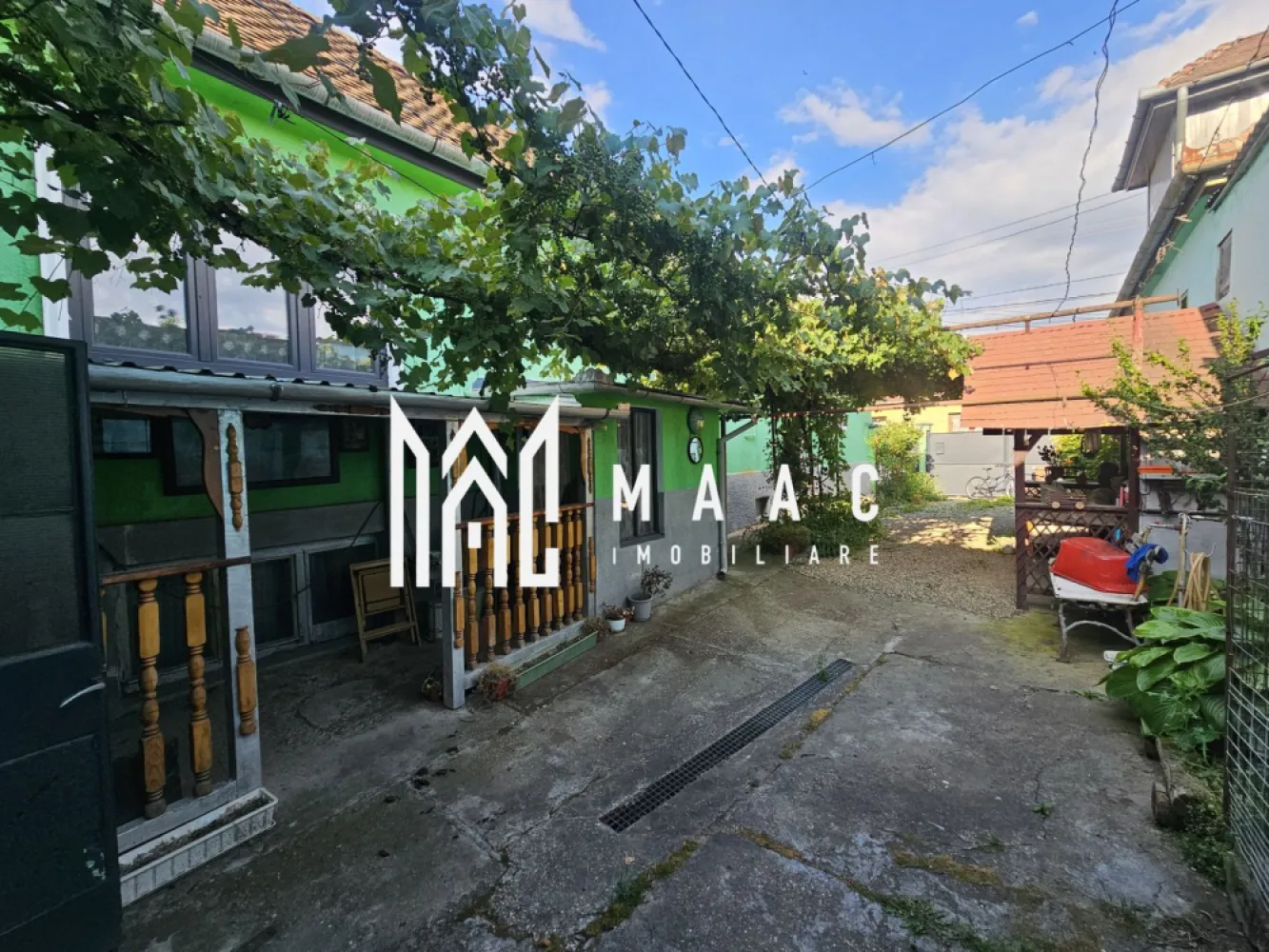 Casa individuala cu 3 camere | Teren 542 mp | Turnisor - MAAC Imobiliare vă propune spre vânzare o casă individuală situată într-o zonă liniștită și bine cotată a cartierului Turnișor din Sibiu, ideală pentru cei care își doresc confortul unei locuințe la curte, cu spații exterioare generoase și multiple posibilități de amenajare. Detalii proprietate: Suprafață totală teren: 542 mp Suprafață utilă casă: 90 mp La parter: Compartimentare: 3 camere spațioase + 1 baie La demisol: Bucătărie: 16 mp, separată, cu acces către cămară Pivniță: 17 mp – perfectă pentru depozitare sau amenajare suplimentară Pod: întins pe toată suprafața casei Curte liberă + grădină: 420 mp – spațiu excelent pentru relaxare, grădinărit sau amenajare zonă verde Proprietatea dispune de acces auto în curte, garaj, anexe gospodărești și o grădină bine întreținută. Zona este ușor accesibilă, cu străzi asfaltate și aproape de puncte de interes precum magazine, mijloace de transport și școli. Alte detalii importante: Casa necesită renovare interioară, oferind astfel posibilitatea personalizării după bunul plac. Se predă mobilată și utilată, la cerere. Toate utilitățile racordate: apă, canalizare, gaz, electricitate. Această proprietate este ideală pentru o familie care caută liniște, spațiu și acces rapid către oraș, sau pentru investiție pe termen lung. Programează o vizionare chiar azi! Echipa MAAC Imobiliare îți stă la dispoziție pentru informații suplimentare și consultanță completă în procesul de achiziție. ID: CP2592274. }}