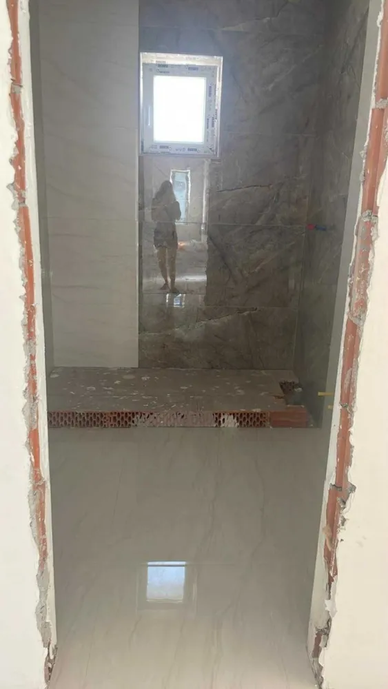 Casă de vânzare ,preț 110.000euro - Casă nouă de vânzare – Gelu 16 km de Satu Mare
Casă nou construită, 90 mp utili, pe teren generos de 2.900 mp.
Compartimentare: 2 dormitoare, living, bucătărie, baie, cameră tehnică.
 Încălzire prin pardoseală
 Geamuri termopan cu sticlă triplă
Izolație cu vată bazaltică
Gresie,faianță , parchet.
 Toate utilitățile: apă, curent, gaz, canalizare, internet
Construită doar cu materiale de calitate ,poze disponibile din fiecare etapă