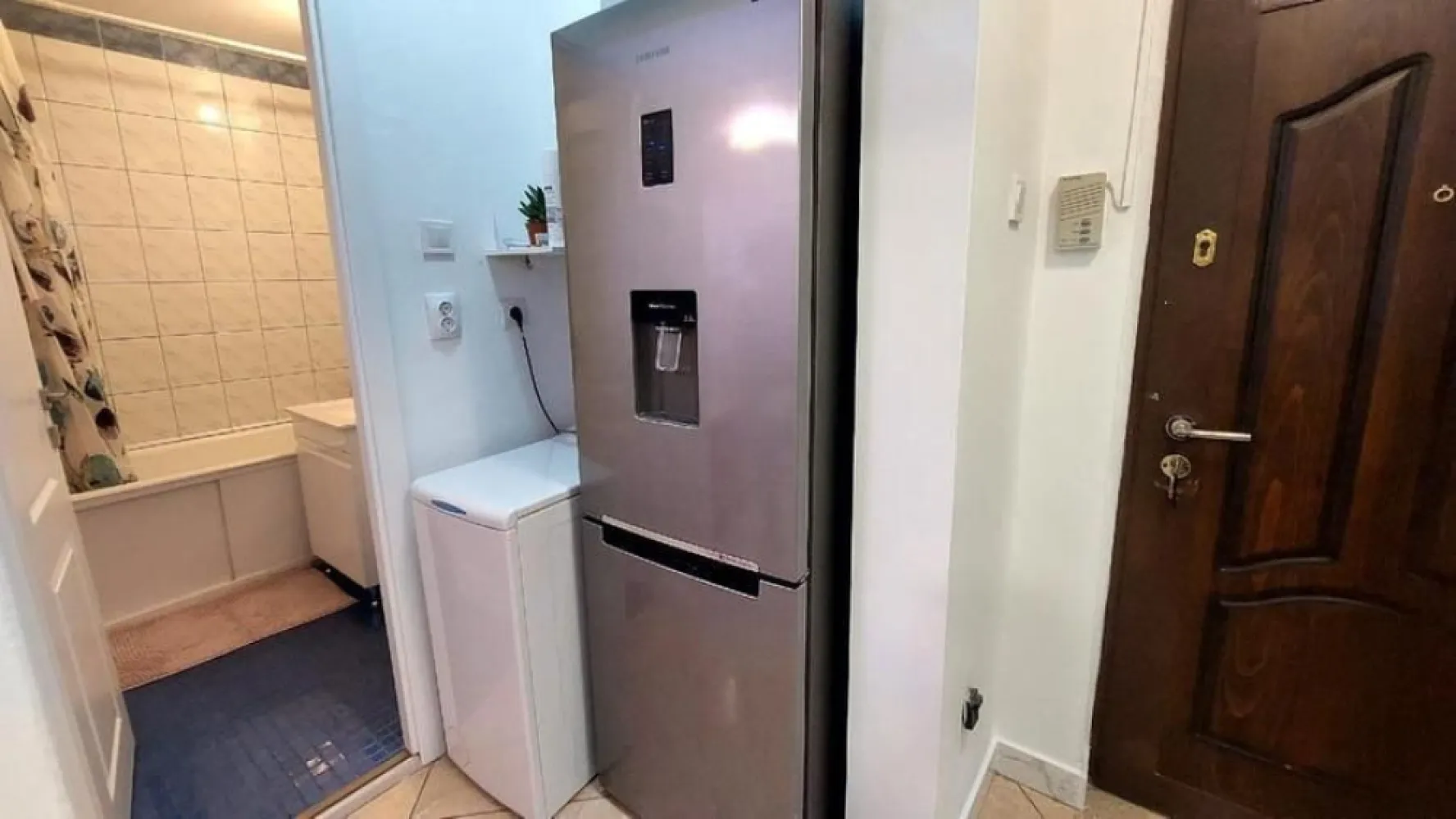 BRASADAS iNCHIRIAZA Garsoniera Mihai Bravu luminoasa vedere stradala - Agentia Imobiala Basadas Particular închiriez garsoniera decomandata, 38 m2 utili, etaj 4/10 recent renovata, zona Dristor-Mihai Bravu, la 5 min de metrou, luminoasa, vedere stradală, aer condiționat, de preferința pe termen lung. Nu se admit persoane fumătoare și nici animale de companie. 
Chiria lunară: 430 euro/luna