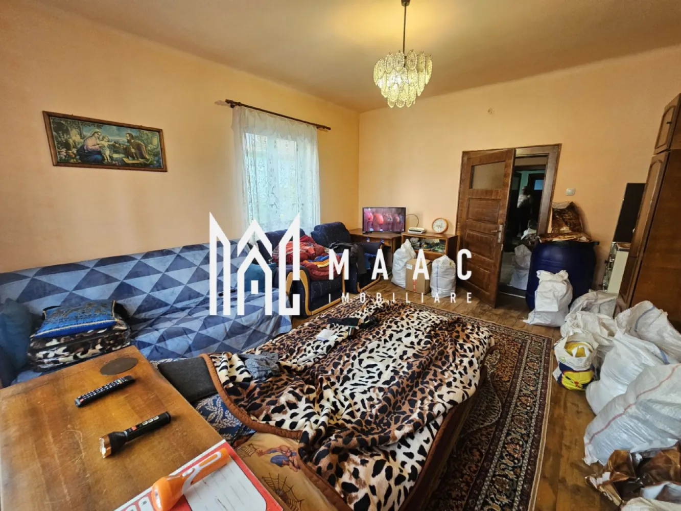 Casa individuala cu 3 camere | Teren 542 mp | Turnisor - MAAC Imobiliare vă propune spre vânzare o casă individuală situată într-o zonă liniștită și bine cotată a cartierului Turnișor din Sibiu, ideală pentru cei care își doresc confortul unei locuințe la curte, cu spații exterioare generoase și multiple posibilități de amenajare. Detalii proprietate: Suprafață totală teren: 542 mp Suprafață utilă casă: 90 mp La parter: Compartimentare: 3 camere spațioase + 1 baie La demisol: Bucătărie: 16 mp, separată, cu acces către cămară Pivniță: 17 mp – perfectă pentru depozitare sau amenajare suplimentară Pod: întins pe toată suprafața casei Curte liberă + grădină: 420 mp – spațiu excelent pentru relaxare, grădinărit sau amenajare zonă verde Proprietatea dispune de acces auto în curte, garaj, anexe gospodărești și o grădină bine întreținută. Zona este ușor accesibilă, cu străzi asfaltate și aproape de puncte de interes precum magazine, mijloace de transport și școli. Alte detalii importante: Casa necesită renovare interioară, oferind astfel posibilitatea personalizării după bunul plac. Se predă mobilată și utilată, la cerere. Toate utilitățile racordate: apă, canalizare, gaz, electricitate. Această proprietate este ideală pentru o familie care caută liniște, spațiu și acces rapid către oraș, sau pentru investiție pe termen lung. Programează o vizionare chiar azi! Echipa MAAC Imobiliare îți stă la dispoziție pentru informații suplimentare și consultanță completă în procesul de achiziție. ID: CP2592274. }}