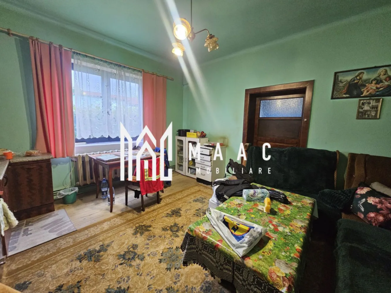 Casa individuala cu 3 camere | Teren 542 mp | Turnisor - MAAC Imobiliare vă propune spre vânzare o casă individuală situată într-o zonă liniștită și bine cotată a cartierului Turnișor din Sibiu, ideală pentru cei care își doresc confortul unei locuințe la curte, cu spații exterioare generoase și multiple posibilități de amenajare. Detalii proprietate: Suprafață totală teren: 542 mp Suprafață utilă casă: 90 mp La parter: Compartimentare: 3 camere spațioase + 1 baie La demisol: Bucătărie: 16 mp, separată, cu acces către cămară Pivniță: 17 mp – perfectă pentru depozitare sau amenajare suplimentară Pod: întins pe toată suprafața casei Curte liberă + grădină: 420 mp – spațiu excelent pentru relaxare, grădinărit sau amenajare zonă verde Proprietatea dispune de acces auto în curte, garaj, anexe gospodărești și o grădină bine întreținută. Zona este ușor accesibilă, cu străzi asfaltate și aproape de puncte de interes precum magazine, mijloace de transport și școli. Alte detalii importante: Casa necesită renovare interioară, oferind astfel posibilitatea personalizării după bunul plac. Se predă mobilată și utilată, la cerere. Toate utilitățile racordate: apă, canalizare, gaz, electricitate. Această proprietate este ideală pentru o familie care caută liniște, spațiu și acces rapid către oraș, sau pentru investiție pe termen lung. Programează o vizionare chiar azi! Echipa MAAC Imobiliare îți stă la dispoziție pentru informații suplimentare și consultanță completă în procesul de achiziție. ID: CP2592274. }}