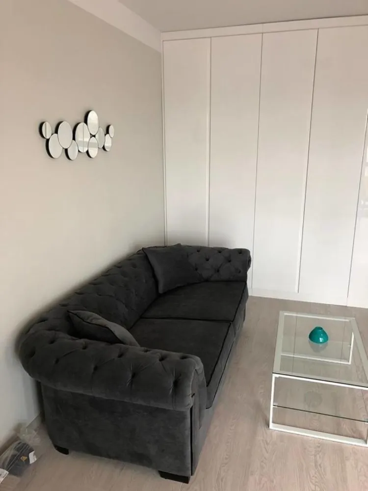 Plaza Romania - Apartament 1 camera – Complex Exigent Plaza Residence (zona Plaza Romania)

Disponibil incepand cu 1 noiembrie, apartamentul este situat in Complexul Exigent Plaza Residence, la doar 15 minute de mers pe jos pana la statia de metrou Lujerului si in imediata apropiere a mall-ului Plaza Romania.

📍 Detalii generale:
Bloc construit in 2018
Etaj 10 / 11
Suprafata utila totala: 37,32 mp
Compartimentare decomandata: camera de zi spatioasa, hol, baie, bucatarie separata si balcon

🛋️ Dotari si facilitati:
Mobilat si utilat complet, modern
Centrala proprie de apartament
Aer conditionat
TV 4K
Electrocasnice moderne si finisaje de calitate

📅 Apartamentul este ideal pentru o persoana sau un cuplu care doreste confort, liniste si acces rapid catre toate punctele de interes din zona Lujerului – Plaza Romania.