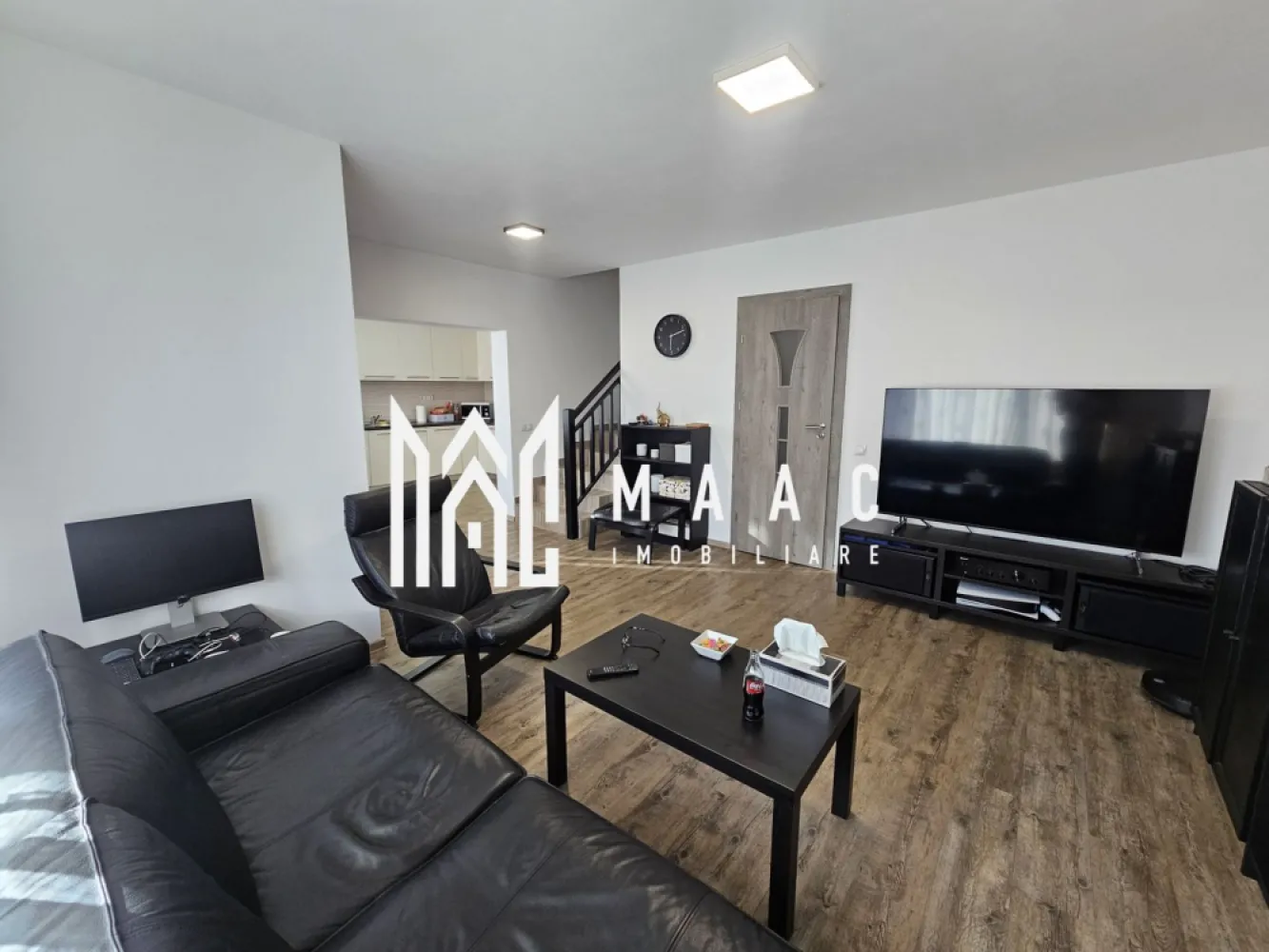 Casa tip cvadruplex | 3 camere | Acces auto | Turnisor - MAAC Imobiliare vă propune spre vânzare o casă modernă, situată în cartierul Turnișor, Sibiu – o zonă liniștită, cu acces facil către punctele de interes ale orașului. Proprietatea dispune de o suprafață utilă de 80 mp, la care se adaugă un balcon de 4,1 mp și o curte liberă de 50 mp, ideală pentru momentele de relaxare alături de familie. Caracteristici principale: Clasa energetică B – consum optim și costuri reduse de întreținere Jaluzele exterioare cu telecomandă pentru confort sporit și intimitate Compartimentare practică, gândită pentru un stil de viață modern Compartimentare: Parter: hol de intrare, living luminos, bucătărie separată, cămară, baie Etaj: hol, două dormitoare, baie, spațiu de depozitare și balcon Proprietatea se vinde complet mobilată și utilată, mai puțin televizoarele. Sunt incluse electrocasnice de calitate: frigider încorporat, mașină de spălat vase, mașină de spălat rufe cu uscător. Această casă reprezintă alegerea ideală pentru o familie care își dorește un cămin modern, eficient și primitor, într-o zonă rezidențială bine cotată a Sibiului. Contactează echipa MAAC Imobiliare pentru mai multe detalii și pentru a programa o vizionare! CP: CP2592233. }}