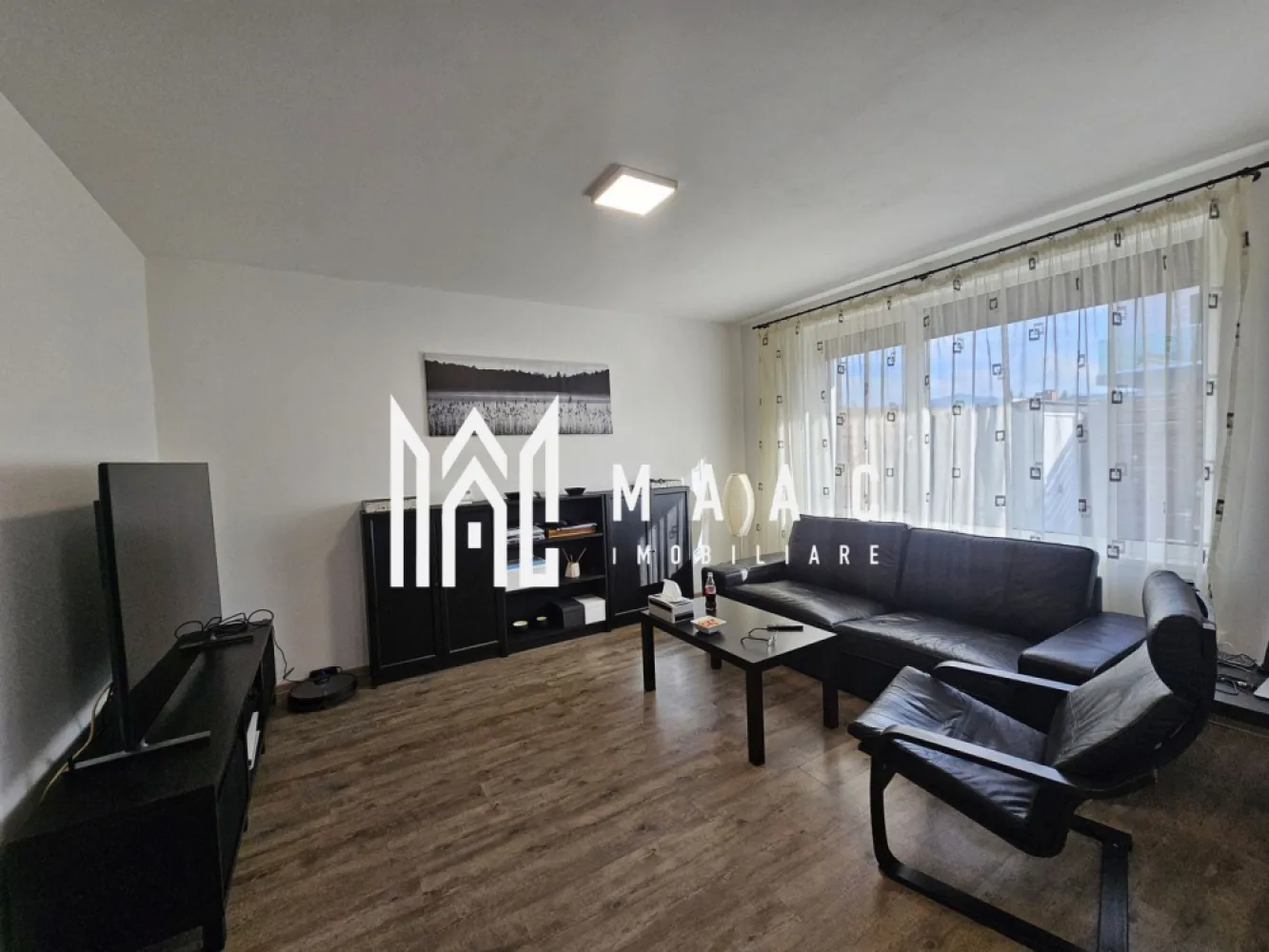 Casa tip cvadruplex | 3 camere | Acces auto | Turnisor - MAAC Imobiliare vă propune spre vânzare o casă modernă, situată în cartierul Turnișor, Sibiu – o zonă liniștită, cu acces facil către punctele de interes ale orașului. Proprietatea dispune de o suprafață utilă de 80 mp, la care se adaugă un balcon de 4,1 mp și o curte liberă de 50 mp, ideală pentru momentele de relaxare alături de familie. Caracteristici principale: Clasa energetică B – consum optim și costuri reduse de întreținere Jaluzele exterioare cu telecomandă pentru confort sporit și intimitate Compartimentare practică, gândită pentru un stil de viață modern Compartimentare: Parter: hol de intrare, living luminos, bucătărie separată, cămară, baie Etaj: hol, două dormitoare, baie, spațiu de depozitare și balcon Proprietatea se vinde complet mobilată și utilată, mai puțin televizoarele. Sunt incluse electrocasnice de calitate: frigider încorporat, mașină de spălat vase, mașină de spălat rufe cu uscător. Această casă reprezintă alegerea ideală pentru o familie care își dorește un cămin modern, eficient și primitor, într-o zonă rezidențială bine cotată a Sibiului. Contactează echipa MAAC Imobiliare pentru mai multe detalii și pentru a programa o vizionare! CP: CP2592233. }}