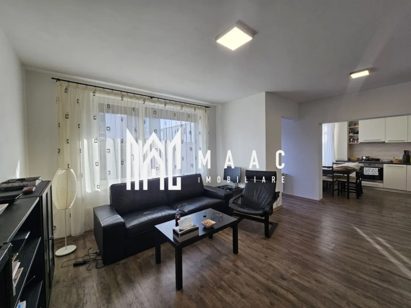 Casa tip cvadruplex | 3 camere | Acces auto | Turnisor - MAAC Imobiliare vă propune spre vânzare o casă modernă, situată în cartierul Turnișor, Sibiu – o zonă liniștită, cu acces facil către punctele de interes ale orașului. Proprietatea dispune de o suprafață utilă de 80 mp, la care se adaugă un balcon de 4,1 mp și o curte liberă de 50 mp, ideală pentru momentele de relaxare alături de familie. Caracteristici principale: Clasa energetică B – consum optim și costuri reduse de întreținere Jaluzele exterioare cu telecomandă pentru confort sporit și intimitate Compartimentare practică, gândită pentru un stil de viață modern Compartimentare: Parter: hol de intrare, living luminos, bucătărie separată, cămară, baie Etaj: hol, două dormitoare, baie, spațiu de depozitare și balcon Proprietatea se vinde complet mobilată și utilată, mai puțin televizoarele. Sunt incluse electrocasnice de calitate: frigider încorporat, mașină de spălat vase, mașină de spălat rufe cu uscător. Această casă reprezintă alegerea ideală pentru o familie care își dorește un cămin modern, eficient și primitor, într-o zonă rezidențială bine cotată a Sibiului. Contactează echipa MAAC Imobiliare pentru mai multe detalii și pentru a programa o vizionare! CP: CP2592233. }}