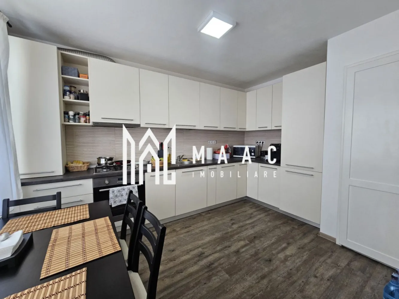 Casa tip cvadruplex | 3 camere | Acces auto | Turnisor - MAAC Imobiliare vă propune spre vânzare o casă modernă, situată în cartierul Turnișor, Sibiu – o zonă liniștită, cu acces facil către punctele de interes ale orașului. Proprietatea dispune de o suprafață utilă de 80 mp, la care se adaugă un balcon de 4,1 mp și o curte liberă de 50 mp, ideală pentru momentele de relaxare alături de familie. Caracteristici principale: Clasa energetică B – consum optim și costuri reduse de întreținere Jaluzele exterioare cu telecomandă pentru confort sporit și intimitate Compartimentare practică, gândită pentru un stil de viață modern Compartimentare: Parter: hol de intrare, living luminos, bucătărie separată, cămară, baie Etaj: hol, două dormitoare, baie, spațiu de depozitare și balcon Proprietatea se vinde complet mobilată și utilată, mai puțin televizoarele. Sunt incluse electrocasnice de calitate: frigider încorporat, mașină de spălat vase, mașină de spălat rufe cu uscător. Această casă reprezintă alegerea ideală pentru o familie care își dorește un cămin modern, eficient și primitor, într-o zonă rezidențială bine cotată a Sibiului. Contactează echipa MAAC Imobiliare pentru mai multe detalii și pentru a programa o vizionare! CP: CP2592233. }}