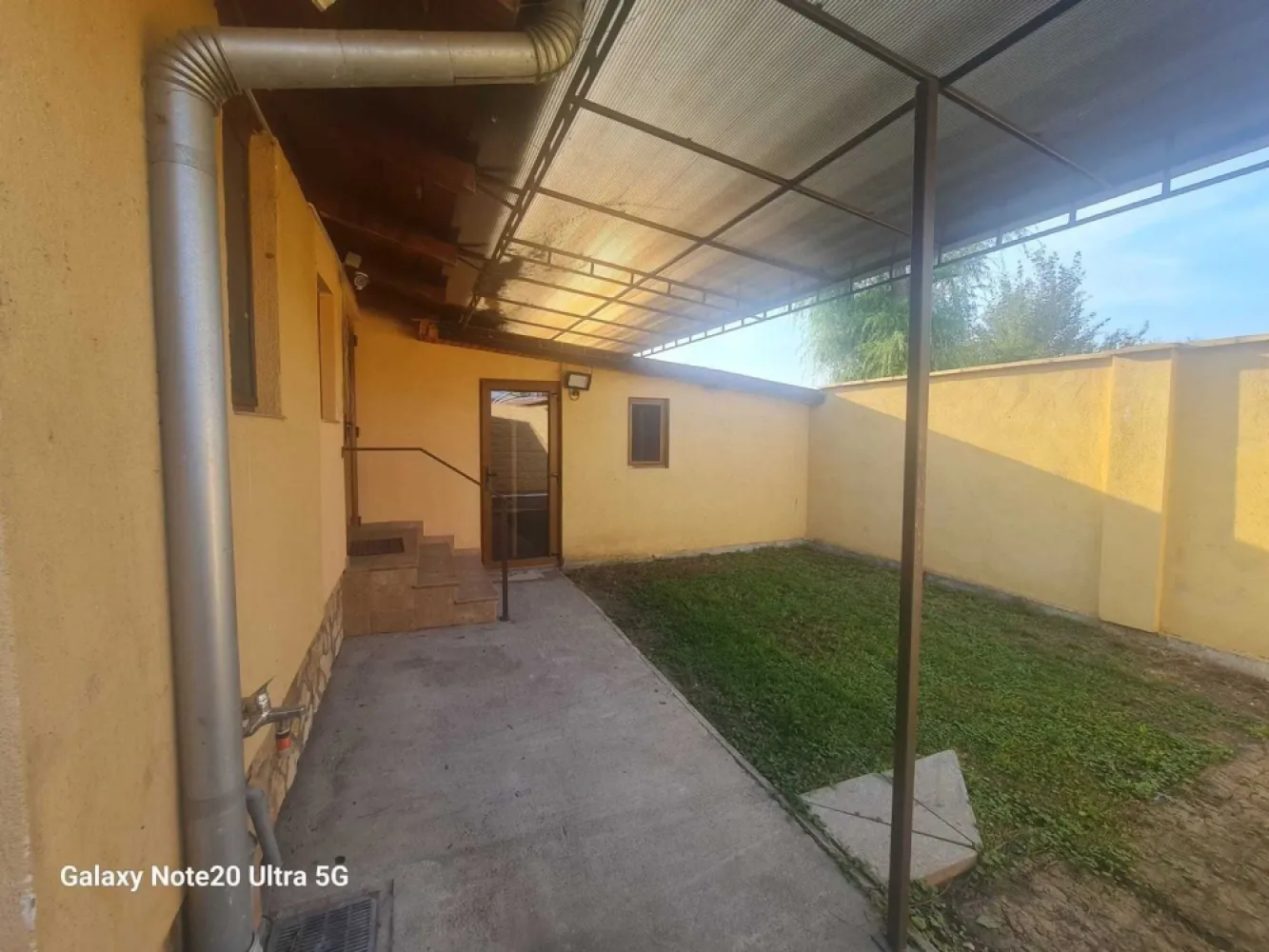 BRASADAS vinde casă 4 cam 3.15 ari zona L Blaga. - Agentia Imobiliara BRASADAS vinde casă de locuit nemobilata imediat ocupabilă cu suprafata utilâ apr. 150 metri patrați.

Compartimentare :
 - PARTER - Hol intrare, Camera de zi, Loc servit masa, Bucătărie (incalzire pardosea) cu loc de gatit separat, Spălătorie, WC de serviciu, Spațiu tehnic.
 - ETAJ - 3 Dormitoare, Baie de Familie.
ANEXA - Camara alimente cu două spații de depozitare.
LOC DE PARCARE amenajat pentru două mașini în curte.

ALTE FACILITATI - Sistem de supraveghere video, sistem alarmă, Aer conditionat, încălzire electrică suplimentară in Baia de Familie, Poarta de intrare în curte cu închidere-deschidere automată cu telecomandă.
Teren 315mp.
www.brasadas.com.