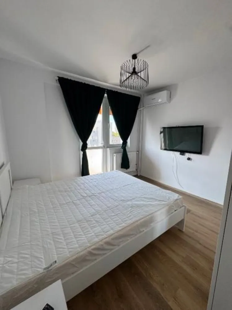 Apartament de &icirc;nchiriat, Tineretului, l&acirc;ngă metrou - Proprietar, ofer spre &icirc;nchiriere apartament 3 camere, la 3 minute de metrou Tineretului, zonă liniștită, supermarketuri, farmacii, bănci, piață &icirc;n vecinătate. Blocul se află l&acirc;ngă parcul Tineretului, &icirc;n al doilea r&acirc;nd de blocuri, ferit de zgomot. Apartamentul este decomandat, complet mobilat și utilat, 2 dormitoare, debara, 2 balcoane deschise, 2 televizoare, 3 AC. Nu are centrală proprie. Pentru mai multe informații, trimiteți mesaj sau sunați.