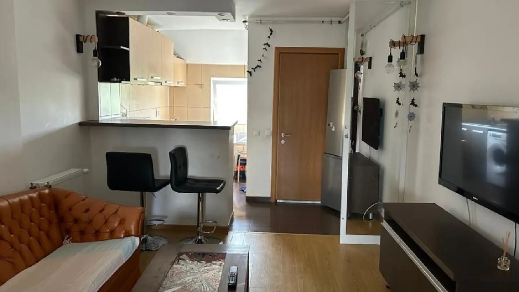 BRASADAS vinde ap 2 cam Dorobanti pe Radu Beller. - Agentia Imobiliara BRASADAS vinde apartament 2 camere, 42 mp in Dorobanti, Str. Radu Beller, etaj 4 din 4, mansarda inalta, stradal, vedere dubla, semidecomandat.
Dotat si utilat complet, mobilier modern, renovat integral in 2021, schimbat gresie, faianta, parchet, usi interior, montat centrala termica pe gaz, refacut instalatiile termice (cupru) si apa (toate tevile noi), corpuri de iluminat. 
Are AC (Panasonic, revizie facuta), frigider (2024), cuptor (2023), plita vitroceramica (2021), masina de spalat (2025). Acoperisul a fost renovat in 2023.

Este un apartament boem cu vedere pe fata spre Parcul Floreasca, pe spate Televiziunea Romana, foarte aproape de parcul Floreasca (in fata vilei), Lacul Floreasca, Sala Floreasca, Piata Dorobanti, cartierul Primaverii. 

Cladirea din 1949 nu este pe lista cu risc seismic, conform actelor a fost locuinta unifamiliala a unui cuplu.

www.brasadas.com.